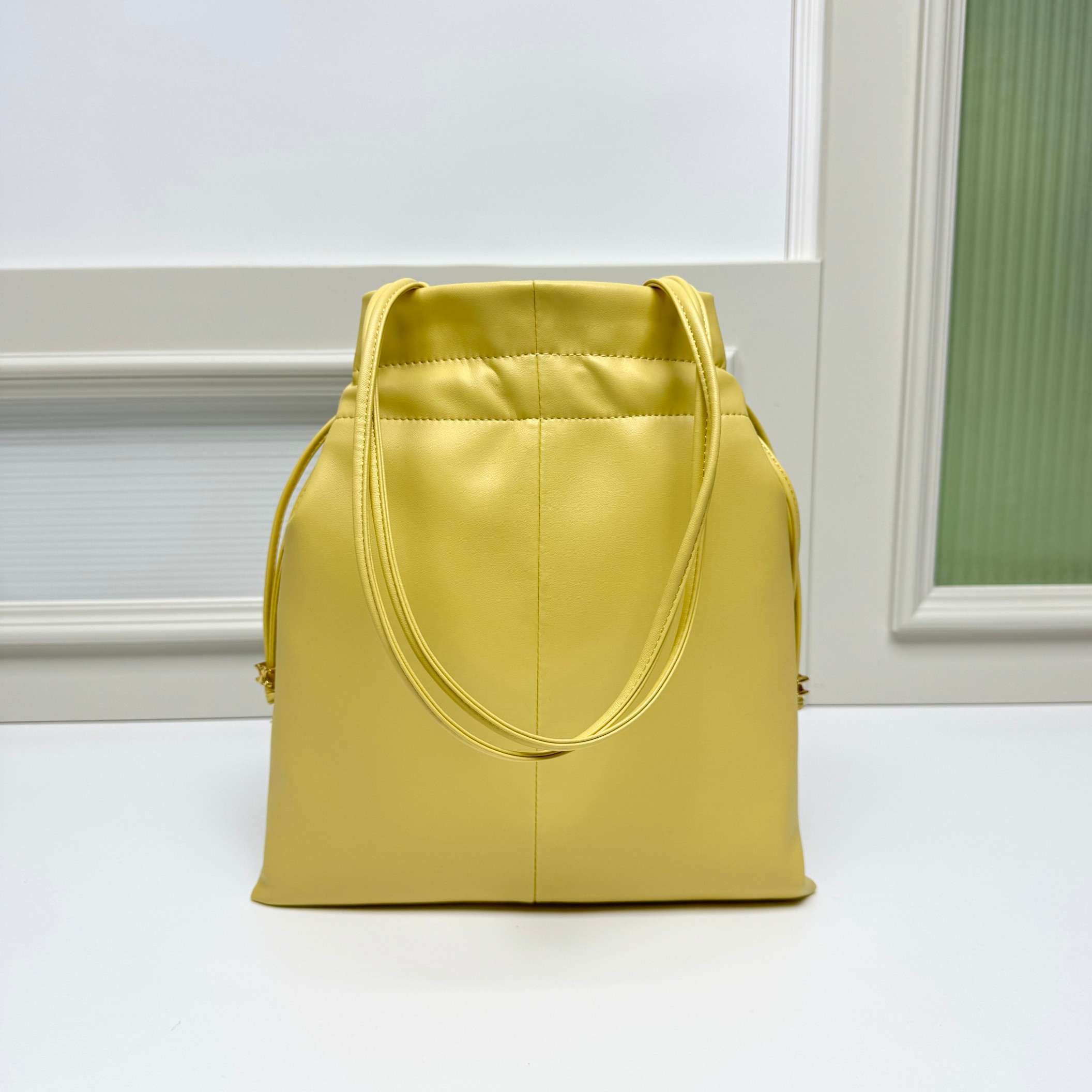 新品上线🅰️🅰️ CE 福袋包款！
抽绳的设计   ，云朵包裹感
松开则是随性的垂坠线条 一包能切换两种视觉氛围👜
包身的压印凯旋门logo+五金抽绳扣，把品牌标识做了低调化处理 ，既保留辨识度，又不会显得刻意张扬
内衬的凯旋门暗纹是 隐藏精致项拉开抽绳就能看到的细节 ，让质感从内到外统一⬅️
包身采用软皱小羊皮 触感是软fufu的云朵感
褶皱肌理自带 不费力的随性❤️
款号：073
尺寸：28x31