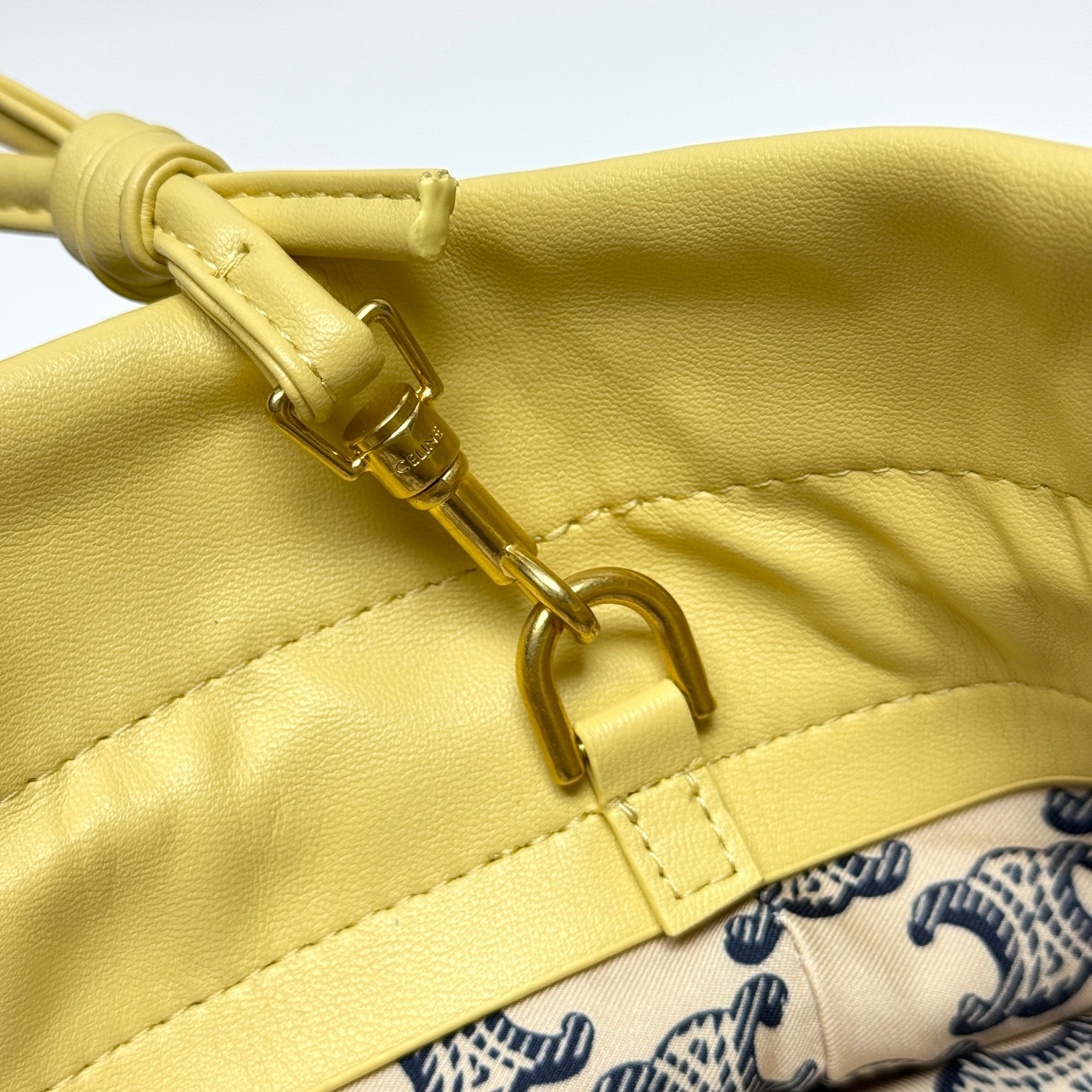 新品上线🅰️🅰️ CE 福袋包款！
抽绳的设计   ，云朵包裹感
松开则是随性的垂坠线条 一包能切换两种视觉氛围👜
包身的压印凯旋门logo+五金抽绳扣，把品牌标识做了低调化处理 ，既保留辨识度，又不会显得刻意张扬
内衬的凯旋门暗纹是 隐藏精致项拉开抽绳就能看到的细节 ，让质感从内到外统一⬅️
包身采用软皱小羊皮 触感是软fufu的云朵感
褶皱肌理自带 不费力的随性❤️
款号：073
尺寸：28x31