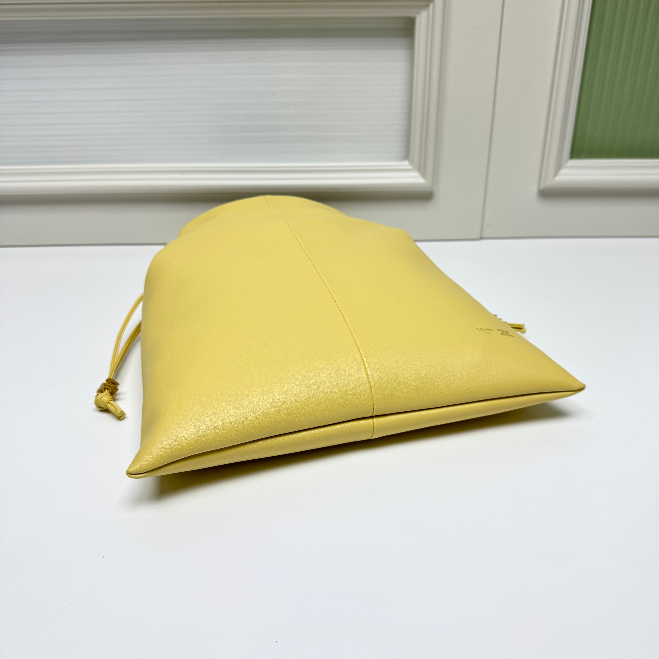 新品上线🅰️🅰️ CE 福袋包款！
抽绳的设计   ，云朵包裹感
松开则是随性的垂坠线条 一包能切换两种视觉氛围👜
包身的压印凯旋门logo+五金抽绳扣，把品牌标识做了低调化处理 ，既保留辨识度，又不会显得刻意张扬
内衬的凯旋门暗纹是 隐藏精致项拉开抽绳就能看到的细节 ，让质感从内到外统一⬅️
包身采用软皱小羊皮 触感是软fufu的云朵感
褶皱肌理自带 不费力的随性❤️
款号：073
尺寸：28x31