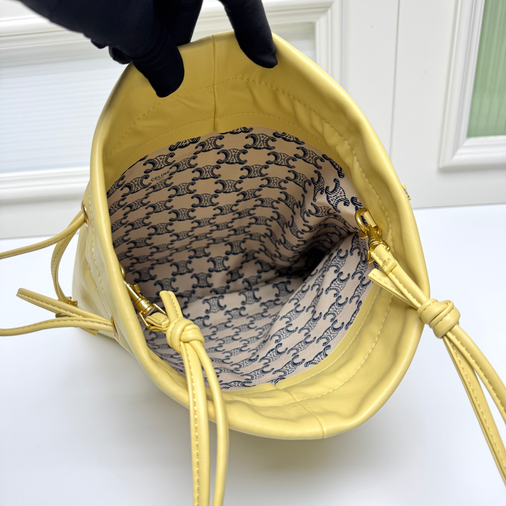 新品上线🅰️🅰️ CE 福袋包款！
抽绳的设计   ，云朵包裹感
松开则是随性的垂坠线条 一包能切换两种视觉氛围👜
包身的压印凯旋门logo+五金抽绳扣，把品牌标识做了低调化处理 ，既保留辨识度，又不会显得刻意张扬
内衬的凯旋门暗纹是 隐藏精致项拉开抽绳就能看到的细节 ，让质感从内到外统一⬅️
包身采用软皱小羊皮 触感是软fufu的云朵感
褶皱肌理自带 不费力的随性❤️
款号：073
尺寸：28x31