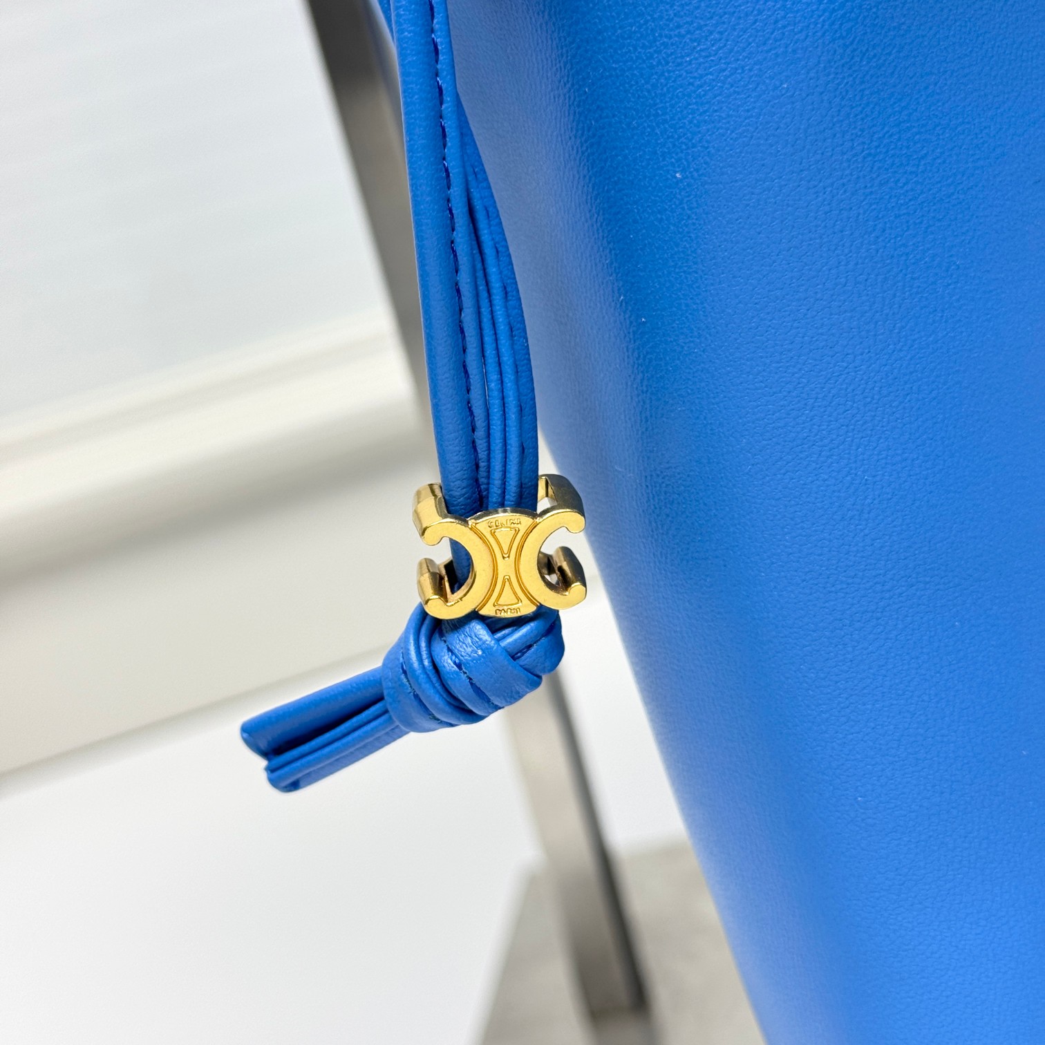 新品上线🅰️🅰️ CE 福袋包款！
抽绳的设计   ，云朵包裹感
松开则是随性的垂坠线条 一包能切换两种视觉氛围👜
包身的压印凯旋门logo+五金抽绳扣，把品牌标识做了低调化处理 ，既保留辨识度，又不会显得刻意张扬
内衬的凯旋门暗纹是 隐藏精致项拉开抽绳就能看到的细节 ，让质感从内到外统一⬅️
包身采用软皱小羊皮 触感是软fufu的云朵感
褶皱肌理自带 不费力的随性❤️
款号：073
尺寸：28x31