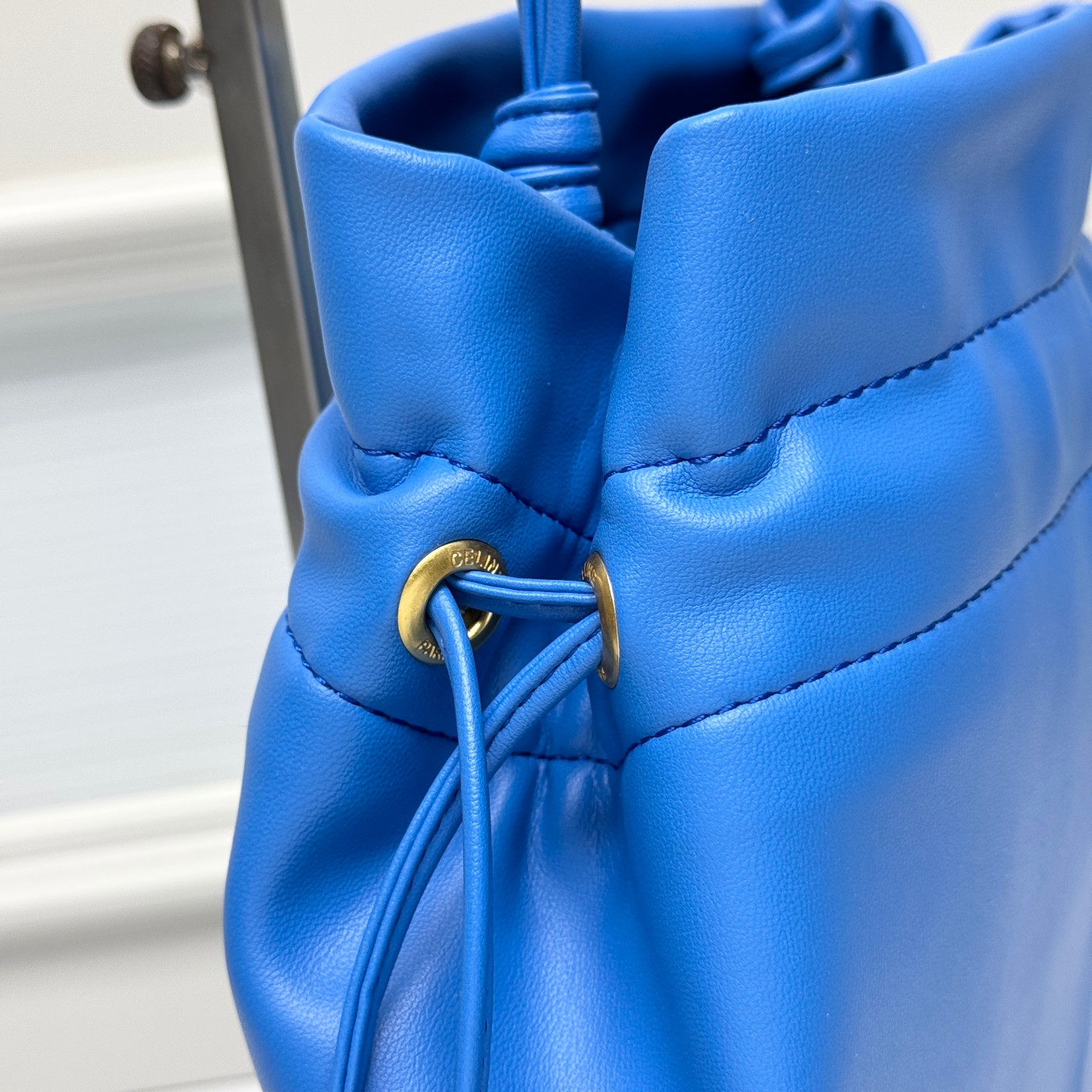 新品上线🅰️🅰️ CE 福袋包款！
抽绳的设计   ，云朵包裹感
松开则是随性的垂坠线条 一包能切换两种视觉氛围👜
包身的压印凯旋门logo+五金抽绳扣，把品牌标识做了低调化处理 ，既保留辨识度，又不会显得刻意张扬
内衬的凯旋门暗纹是 隐藏精致项拉开抽绳就能看到的细节 ，让质感从内到外统一⬅️
包身采用软皱小羊皮 触感是软fufu的云朵感
褶皱肌理自带 不费力的随性❤️
款号：073
尺寸：28x31