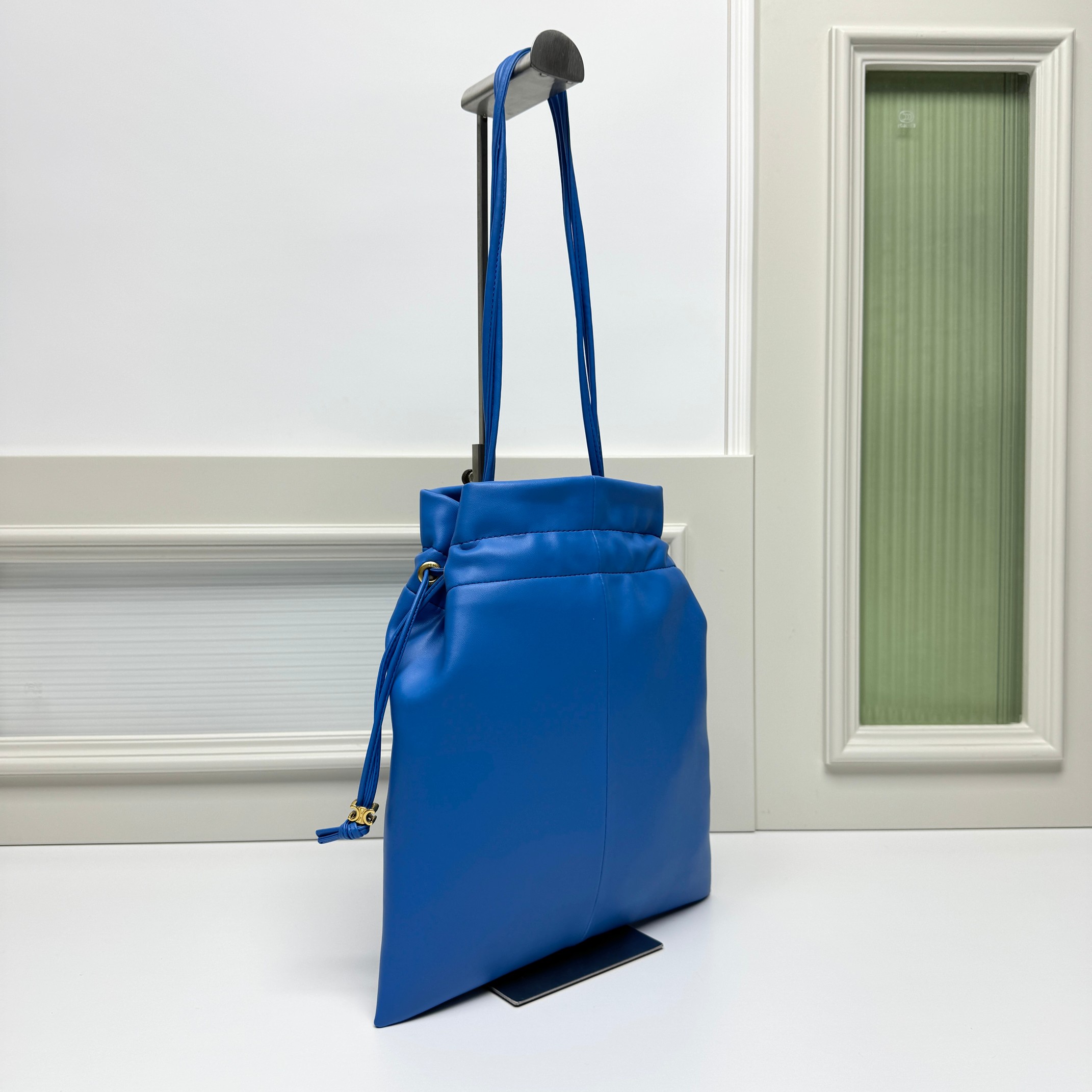 新品上线🅰️🅰️ CE 福袋包款！
抽绳的设计   ，云朵包裹感
松开则是随性的垂坠线条 一包能切换两种视觉氛围👜
包身的压印凯旋门logo+五金抽绳扣，把品牌标识做了低调化处理 ，既保留辨识度，又不会显得刻意张扬
内衬的凯旋门暗纹是 隐藏精致项拉开抽绳就能看到的细节 ，让质感从内到外统一⬅️
包身采用软皱小羊皮 触感是软fufu的云朵感
褶皱肌理自带 不费力的随性❤️
款号：073
尺寸：28x31