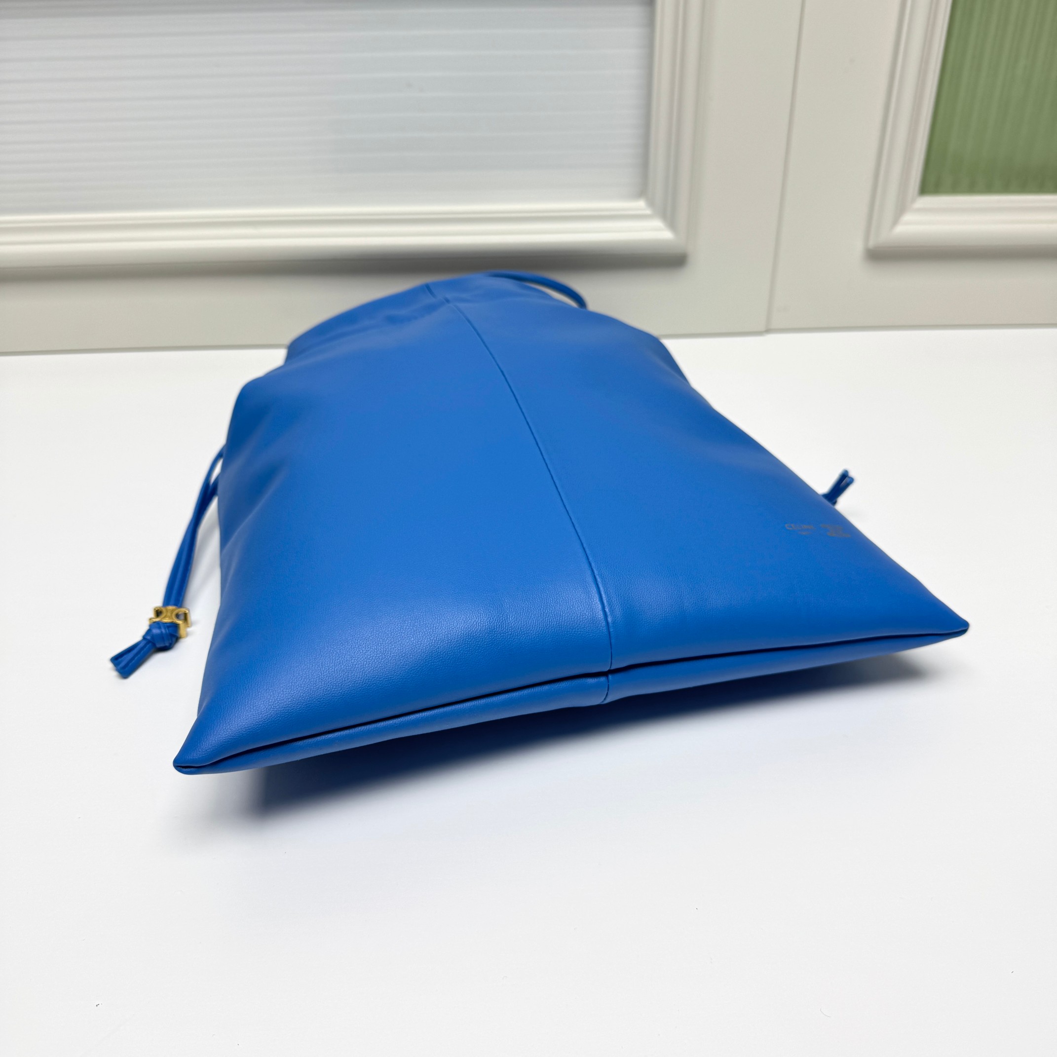 新品上线🅰️🅰️ CE 福袋包款！
抽绳的设计   ，云朵包裹感
松开则是随性的垂坠线条 一包能切换两种视觉氛围👜
包身的压印凯旋门logo+五金抽绳扣，把品牌标识做了低调化处理 ，既保留辨识度，又不会显得刻意张扬
内衬的凯旋门暗纹是 隐藏精致项拉开抽绳就能看到的细节 ，让质感从内到外统一⬅️
包身采用软皱小羊皮 触感是软fufu的云朵感
褶皱肌理自带 不费力的随性❤️
款号：073
尺寸：28x31