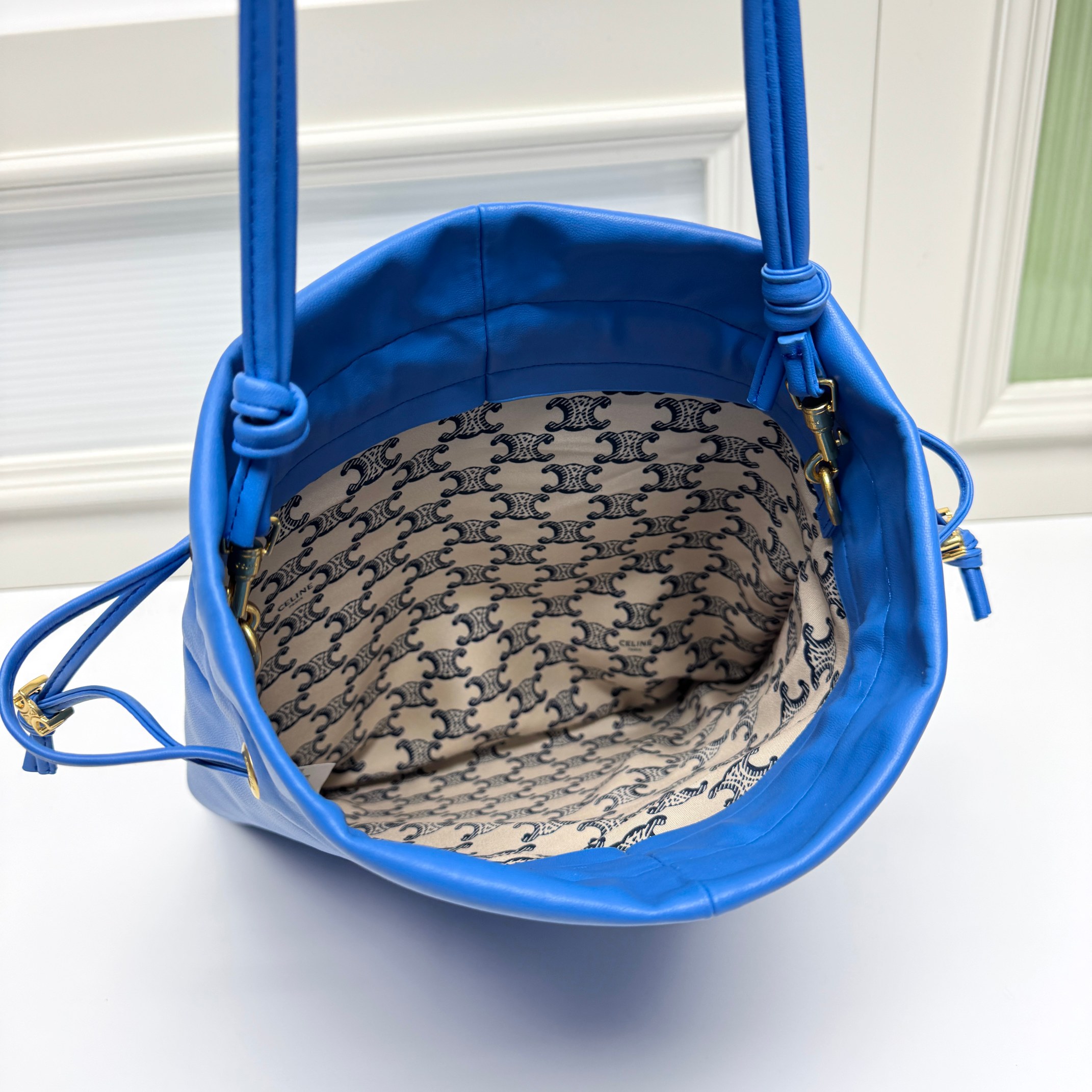 新品上线🅰️🅰️ CE 福袋包款！
抽绳的设计   ，云朵包裹感
松开则是随性的垂坠线条 一包能切换两种视觉氛围👜
包身的压印凯旋门logo+五金抽绳扣，把品牌标识做了低调化处理 ，既保留辨识度，又不会显得刻意张扬
内衬的凯旋门暗纹是 隐藏精致项拉开抽绳就能看到的细节 ，让质感从内到外统一⬅️
包身采用软皱小羊皮 触感是软fufu的云朵感
褶皱肌理自带 不费力的随性❤️
款号：073
尺寸：28x31