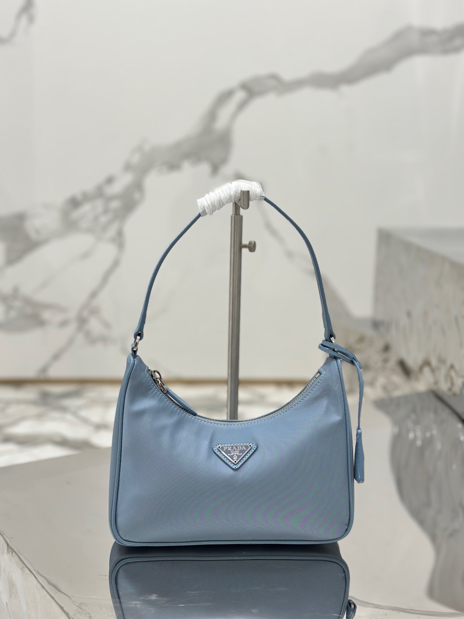 P brand armpit bag 1NE204 with leather shoulder strap. This hobo bag is made of imported parachute waterproof nylon fabric, top-quality hardware, and cross-grain cowhide handle. It features a detachable Pd Re-Edition 2005 Saffiano leather logo plate, super lightweight and versatile. Dimensions: 23 x 13 x 5. Item number: 007380. image 1