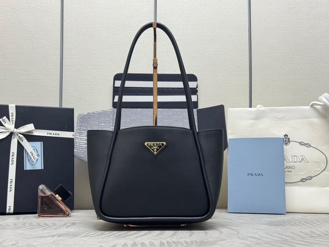 P family  Leather Tote Bag 1BG539. This single-shoulder bag is made of imported top layer calfskin, premium hardware, and logo lining. It features three compartments, can be carried by hand or shoulder, magnetic closure, spacious interior, simple yet stylish design. Dimensions: 25 x 18.5 x 12.5. Item number: 007880. image 1