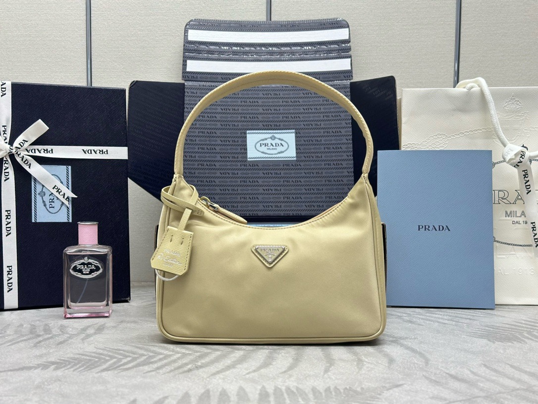 P family  腋下包 1NE515 布肩带。这款hobo采用进口降落伞防水尼龙布料、顶级五金，徽标衬里，织物加衬尼龙手提带。配可拆卸2000皮革铭牌，轻便又百搭，单肩/手提都好看！尺寸：23 x 13 x 5。007350 image 1