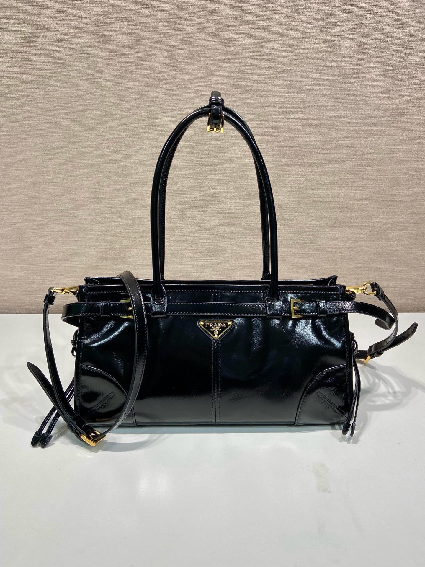 P Brand Small Tote Bag 1BA426. This Luxsoft handbag features imported first-layer waxed cowhide, logo lining, and premium hardware. Comes with a detachable adjustable long shoulder strap, one interior zip pocket, very spacious, ultra-lightweight, and versatile. Dimensions: 32 x 15.5 x 12 cm. 007980 image 1
