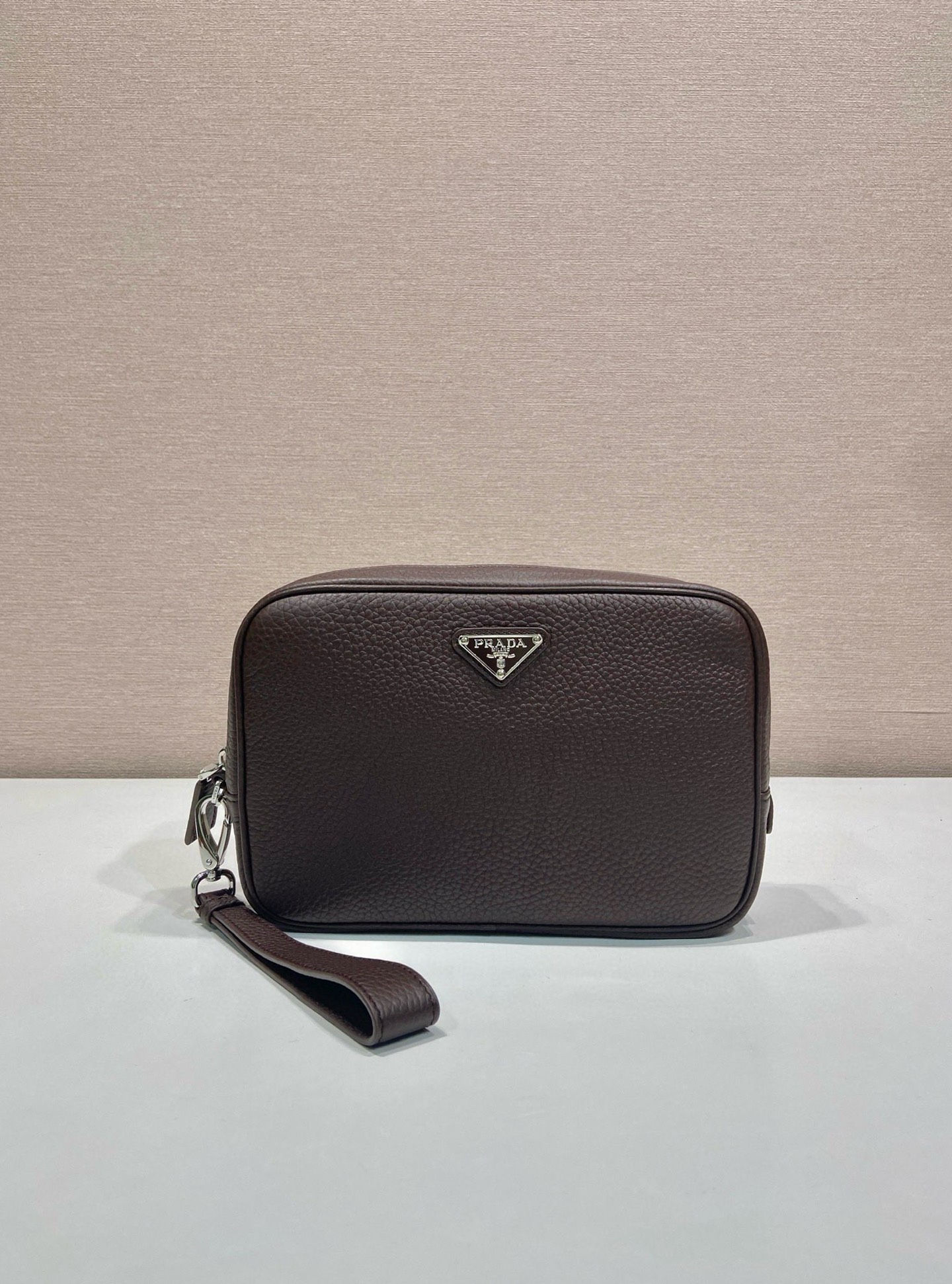 P family  New Leather Handbag 2VF017. This handbag features imported Saffiano top-grain cowhide leather, logo lining, and premium hardware. It comes with a detachable leather wrist strap, back hand slot design, zipper closure, and an interior pocket with zipper compartment. Dimensions: 23.5 x 15.5 x 6.5 cm. Item number: 007680. image 1