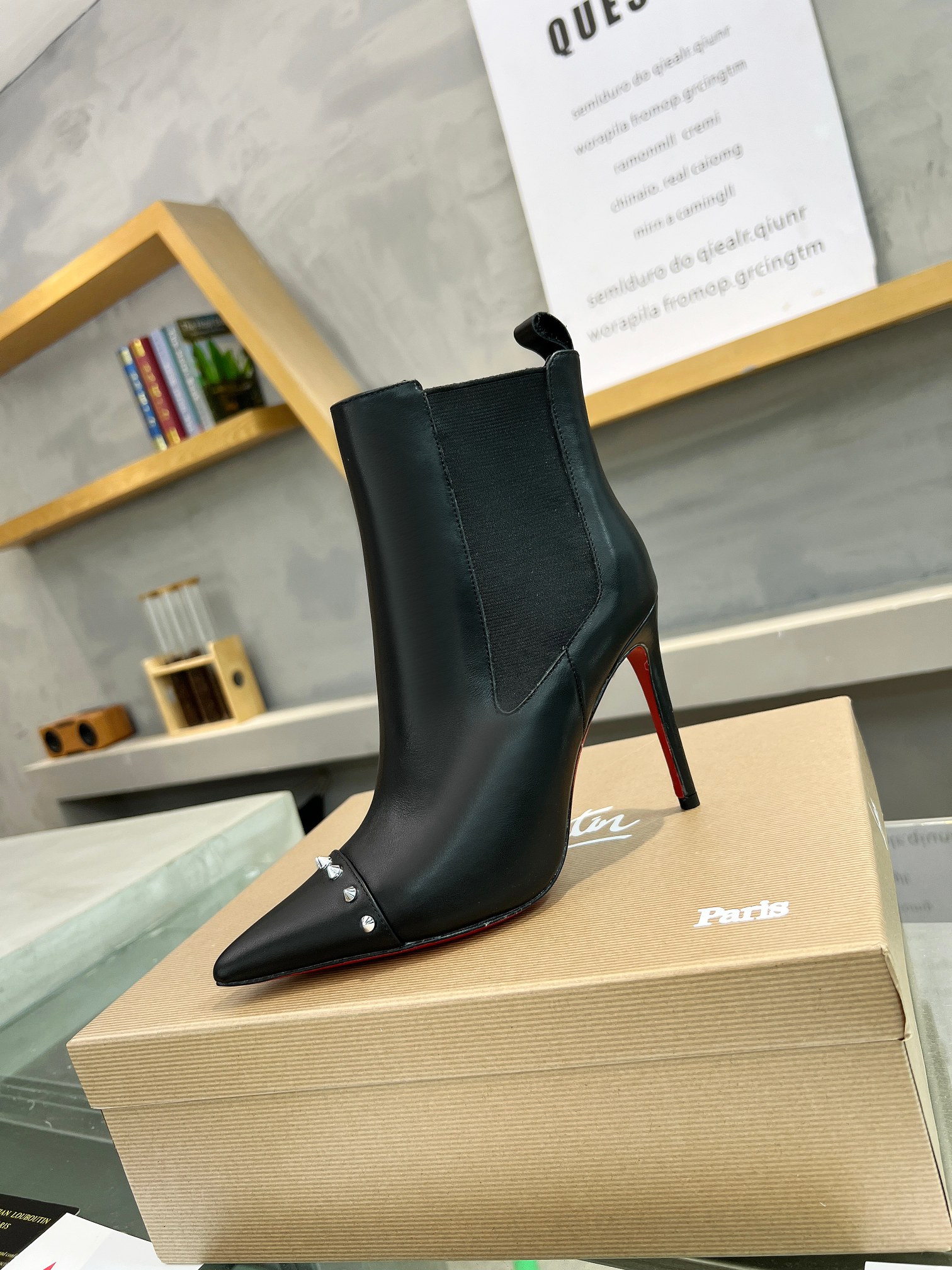 NO:629696,ChristianLouboutin CL red-soled shoes‖ Globally limited edition!  Blessings from Las Vegas are inspired by the colorful neon of Las Vegas. Hand-made, exquisite craftsmanship and collectible works. Absolutely eye-catching. Imported patent leather. Very exquisite. So beautiful. So beautiful. High-heeled fashion short boots. Pegasus boots. I can't resist the charm of black and red. Sexy goddess. Pointed toe and stiletto. Release invincible femininity. Gorgeous red bottom. Just like the red carpet the queen walks on when she ascends to the top. Her aura will be full in every minute. Whether in love or in the workplace, she will be famous to the end.  Extraordinarily fascinating and full of femininity!  Suitable for all kinds of parties, crystal shoes, unbeatable classics, all original one-to-one mold customization, imported patent leather fabric, original molded side zippers, imported soft sheep leather lining, outsole, original leather sole, heel height 10.5cm, color black, size 35-39 (40/41/42/43 customized, non-returnable) standard code, packaged with cloth bag, card, boots, christian louboutin, boots, sheepskin19860909ChristianLouboutin路铂廷 CL红底鞋‖ 全球限量！来自拉斯维加斯的祝福灵感来自拉斯维加斯的炫彩霓虹 手工制作,精致工艺收藏级作品 绝对吸睛的存在 进口漆皮 非常精致 太美了太美了太美了 高跟时装短靴 标致性靴子 根本抵抗不了黑红搭配的魅惑 性感女神 尖头配细跟 释放无敌女人味 艳丽红底 就像女王登顶时踩着的红毯 分分钟气场全开 不论情场还是职场 一红到底 格外的引人入胜 女人味十足！适合各种聚会 水晶鞋 不败的经典 全原版一比一开模定制 面料进口漆皮 原版开模侧拉链 内里进口柔软绵羊皮内里垫脚 大底原版一致真皮底 跟高10.5cm Color黑色 Size 35-39（40/41/42/43定做不退换）标准码 包装配布袋、卡片,靴子,christian louboutin,boots,sheepskin,Women's Shoes