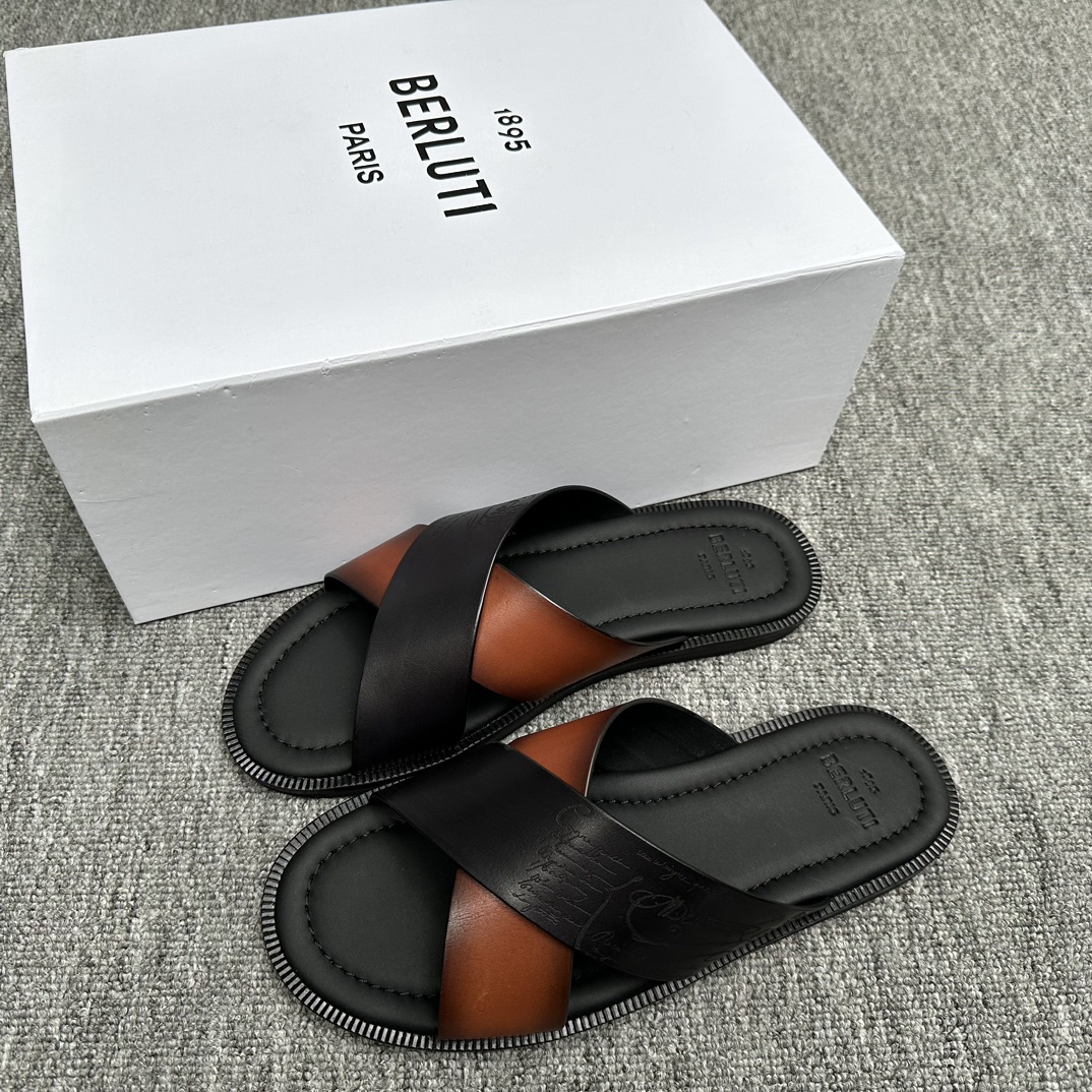 NO:276995,Berlut Bruti Top Handmade Colored Cowhide Men's Slippers!  Fully handmade!  Decorated Sifnos Scritto patterned leather slippers!  official!  The imported leather embryo is colored and changed to color and treated with cowhide cross tattoo pattern design on the upper imported leather embryo is colored and changed to color footbed!  Imprinted three-dimensional brand logo, cowhide leather serrated strips, private molded custom badge pattern foam lightweight large bottom ev combination, light and comfortable on the feet!  Size 39-40-41-42-43-44-45 (46 47) Custom made without return),,slippers,cowhide19860909Berlut布鲁提 顶级手工上色牛皮男士拖鞋！ 全手工制作！有装饰的Sifnos Scritto图纹皮革拖鞋！官！采用进口皮胚古法上色改色处理鞋面牛皮交叉刺青图案设计 进口皮肧古法改色垫脚！压印立体品牌logo 牛皮皮革锯齿状沿条、私家开模定制徽章图案发泡轻质大底ev组合、上脚轻便舒适！ 尺码39-40-41-42-43-44-45（46 47）订做不退换）,,slippers,cowhide,Men's shoes