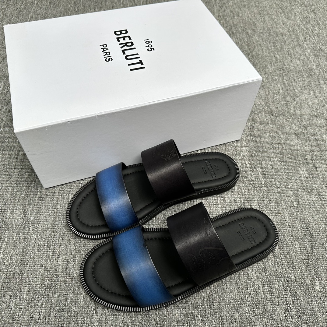 NO:276990,Berlut Bruti Top Handmade Colored Cowhide Men's Slippers!  Fully handmade!  Decorated Sifnos Scritto patterned leather slippers!  official!  The imported leather embryo is colored and changed to color and treated with cowhide cross tattoo pattern design on the upper imported leather embryo is colored and changed to color footbed!  Imprinted three-dimensional brand logo, cowhide leather serrated strips, private molded custom badge pattern foam lightweight large bottom ev combination, light and comfortable on the feet!  Size 39-40-41-42-43-44-45 (46 47) Custom made without return),,slippers,cowhide19860909Berlut布鲁提 顶级手工上色牛皮男士拖鞋！ 全手工制作！有装饰的Sifnos Scritto图纹皮革拖鞋！官！采用进口皮胚古法上色改色处理鞋面牛皮交叉刺青图案设计 进口皮肧古法改色垫脚！压印立体品牌logo 牛皮皮革锯齿状沿条、私家开模定制徽章图案发泡轻质大底ev组合、上脚轻便舒适！ 尺码39-40-41-42-43-44-45（46 47）订做不退换）,,slippers,cowhide,Men's shoes