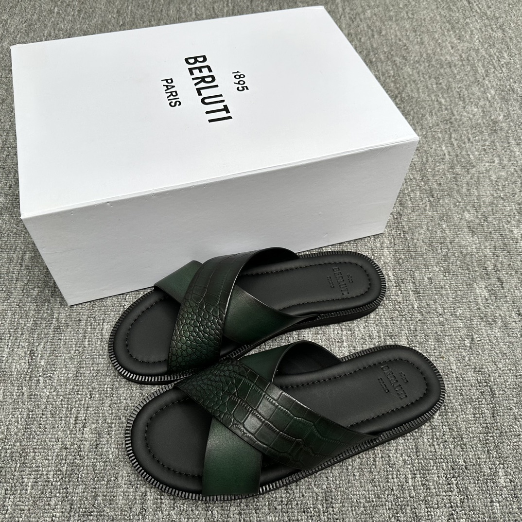 NO:276972,Berlut Bruti Top Handmade Colored Cowhide Men's Slippers!  Fully handmade!  Decorated Sifnos Scritto patterned leather slippers!  official!  The imported leather embryo is colored and changed to color and treated with cowhide cross tattoo pattern design on the upper imported leather embryo is colored and changed to color footbed!  Imprinted three-dimensional brand logo, cowhide leather serrated strips, private molded custom badge pattern foam lightweight large bottom ev combination, light and comfortable on the feet!  Size 39-40-41-42-43-44-45 (46 47) Custom made without return),,slippers,cowhide19860909Berlut布鲁提 顶级手工上色牛皮男士拖鞋！ 全手工制作！有装饰的Sifnos Scritto图纹皮革拖鞋！官！采用进口皮胚古法上色改色处理鞋面牛皮交叉刺青图案设计 进口皮肧古法改色垫脚！压印立体品牌logo 牛皮皮革锯齿状沿条、私家开模定制徽章图案发泡轻质大底ev组合、上脚轻便舒适！ 尺码39-40-41-42-43-44-45（46 47）订做不退换）,,slippers,cowhide,Men's shoes