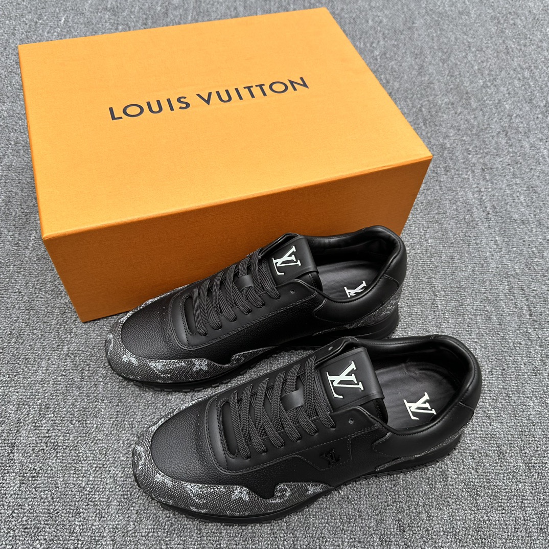 NO:272713,New LV men's shoes, this Run Away sneaker uses Monogram grain leather to interpret the Monogram Park theme of the 2025 early spring series, and uses a wedge outsole to interpret the inspiration of running shoes. The LV letters mark the tongue, and the side is decorated with the iconic hardware logo and the Louis Vuitton logo to hang on the back!  Size 39-40-41-42-43-44 (45.56 customized) batch, louis vuitton, louis vuitton,sneakers,cowhide19860909LV新款男鞋,本款 Run Away运动鞋采用Monogram 粒面牛皮革演绎2025 早春系列的Monogram Park主题,以坡跟外底诠释跑鞋灵感.LV字母标注鞋舌,侧面饰以标志性五金logo、路易威登标识栖身后部！ 尺码39-40-41-42-43-44（45.56订做） 批,,louis vuitton,louis vuitton,sneakers,cowhide,Men's shoes