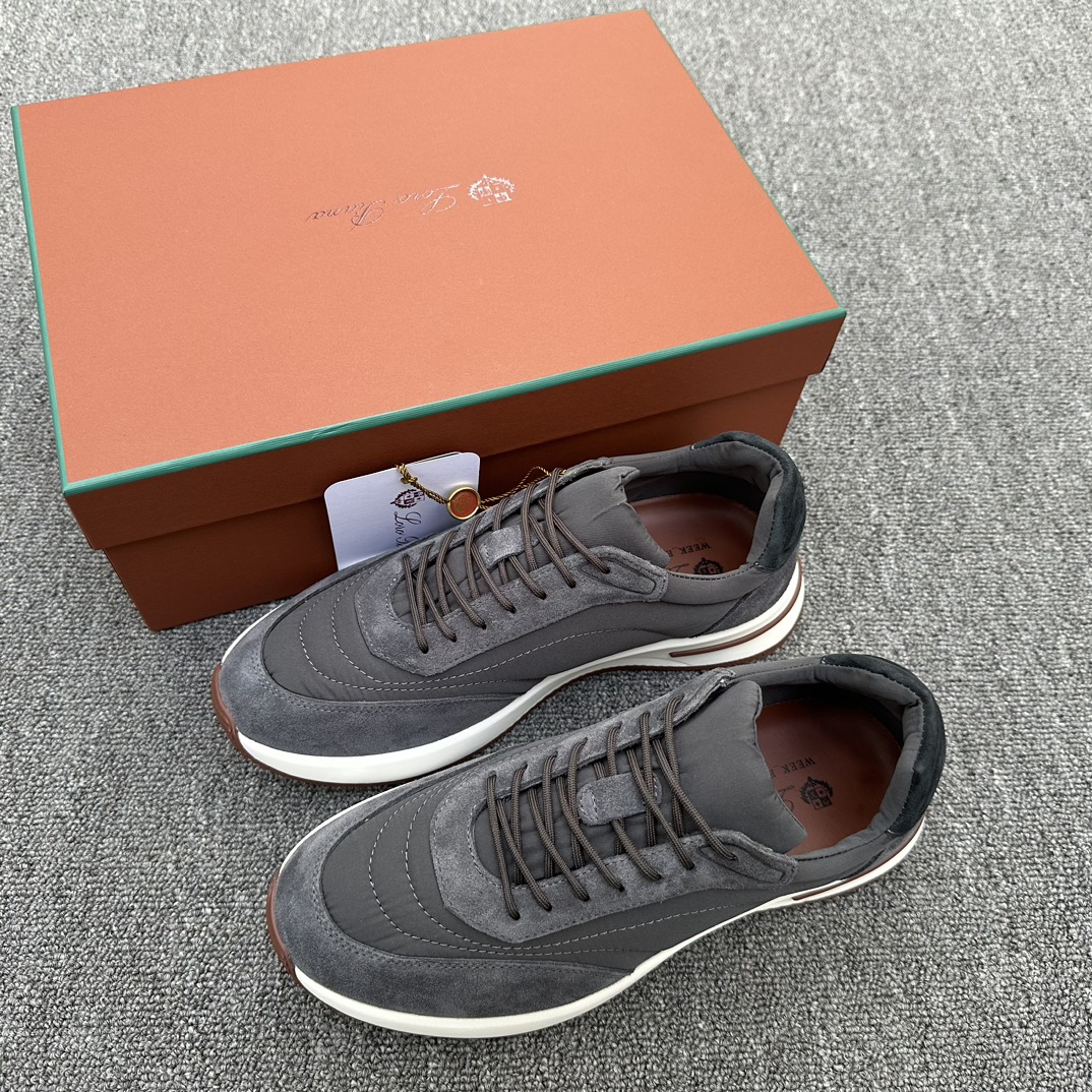 NO:272692,Loro Piana This casual shoe is made of light and anti-wrinkle Wind elastic microfiber fabric, treated with Storm System, waterproof and windproof. The suede insert on the upper and slightly padded nylon fabric trim on the inside to highlight the sporty style. The light sole adds a thread of modernity to the shoe. The same-color nylon laces. The edged sole has a lightweight insert. Kummel-color rubber sole is decorated with LP abbreviation fabric 1: cow section suede fabric 2: nylon coating: polyurethane elastic fiber Size 39-40-41-42-43-44 (custom made in 38.46.46), loro piga, loro piga19860909Loro Piana 这款休闲鞋采用轻盈防皱的Wind弹力微纤维面料,经过Storm System 处理,防水防风.鞋面绒面革嵌片和内侧略微加垫锦纶面料饰边,突显运动风范.轻盈的鞋底则更为鞋子添增了一线现代感. 同色系锦纶材质鞋带 包边鞋底带有轻盈材料的嵌件 Kummel 色橡胶鞋底通体饰有LP首字母缩写面料1:牛剖层绒面革面料2:锦纶 涂层:聚氨酯弹性纤维 尺码39-40-41-42-43-44（38.46.46订做）,,loro piana,loro piana,Men's shoes