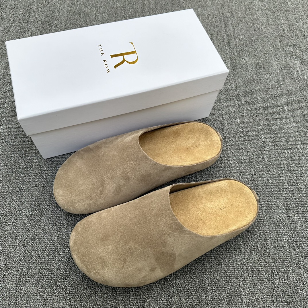 NO:284546,The row Potato Birkenstock Half Slippers Whole calfskin, the favorite Birkenstock shoes in autumn, must share with everyone The row The row Birkenstock!  !  Kendou wore this pair of clothes on the street many times, paired with windbreaker, jeans, trousers, short skirts, etc., which are very easy to match!  !  Imported calfskin, cattle back velvet, flexible, good elasticity, 2.2mm, leather thickness, plump particles, stroke the fluff with your hands, color layering occurs at different angles, only the same direction can be used to smooth the fluff and color. The edges and seams are treated with hand-made oil edges. The bag process, independent molded shoe last, supports the shoe shape, it looks right at the head. The shoe does not have a foot, and the heel does not fall off the heel. There is no need to worry about being too soft and not supporting. The side and the side linking the bottom of the shoe link can be completely visible. So don’t pick any foot shape. The cork sole is the kind that goes more and more comfortable, it doesn’t feel that it will feel when you step on it. You should know it if you like it hahaha!  Fabric: Imported calfskin Inner: ox back velvet Large sole: real cork footbed   EVA For men and women, size: 35-45 Color: three-color spot (black gray-brown light apricot) Item number 21182631,,slippers, skirts,cowhide19860909The row土豆勃肯半拖鞋 整张小牛皮 入秋最爱的勃肯鞋 一定要分享给大家 The row 半拖勃肯！！ 肯豆多次出街穿的都是这双 搭配风衣牛仔西裤短裙等等都是非常好搭的！！ 进口小牛皮 牛反绒 柔韧性 弹性好,2.2mm 皮料厚度 饱满颗粒 用手抚绒毛 不同角度都出现颜色分层 只有同方向才能将绒毛和颜色抚顺 边缝都是做了手工油边的处理 包包的工艺 独立开模鞋楦 支撑那个鞋型一看就对头 鞋子不板脚 弯曲跟脚不掉跟就属于这种 也不用担心过软没有支撑 侧面和鞋子链接底部链接上去的侧面是完全可以看到那个弧度的 所以不挑任何脚型 软木底属于那种越穿越舒服的不是踩上就有那个感觉 喜欢过的应该都知道哈哈哈！ 面料:进口小牛皮 内里:牛反绒 大底:真软木脚床 EVA 男女款码数:35-45码 颜色:三色现货(黑色 灰褐色 浅杏色) 货号21182631,,slippers,skirts,cowhide,Men's shoes