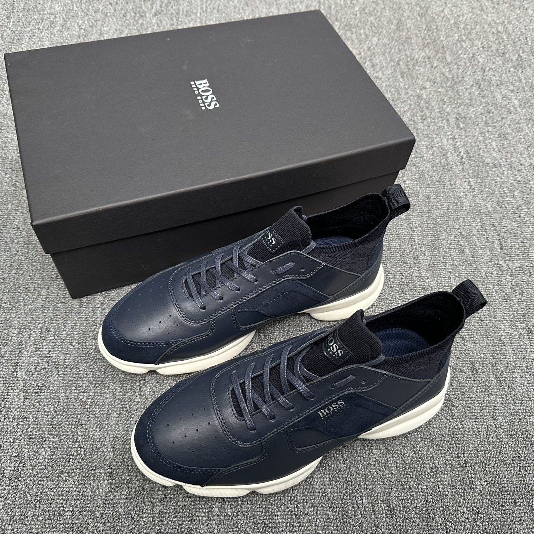 NO:356560,HUGO BOSS/Hugo Boss Titanium Run Sports Shoes This sneaker is made of a mixed material, made of imported calfskin, beef velvet and high elastic fabric splicing, toe punching details, brand logo logo on the tongue and side, and light EVA rubber thick sole design highlights the unique style. The foot lace-up design is matched with soft breathable lining and logo foot pads to create a comfortable daily wear experience. The best products from Dongguan are available for comparison with all versions of the market!  With original box packaging dust bag!  Size 39-40-41-42-43-44-45 Standard leather shoe size Article number 43144853,,sneakers,cowhide19860909HUGO BOSS/雨果博斯 Titanium Run运动鞋 这款运动鞋精选混合材质打造,采用进口小牛皮、牛反绒和高弹织物拼接,鞋头冲孔细节,鞋舌及侧面品牌logo标识,轻盈EVA橡胶厚底设计彰显特色风范.套脚系带设计,搭配柔软透气衬里及徽标脚垫,缔造舒适的日常穿着体验.莞产猛货精品,可对比市场所有版本！配原盒包装防尘袋！ 尺码39-40-41-42-43-44-45标准皮鞋码 货号43144853,,sneakers,cowhide,Men's shoes