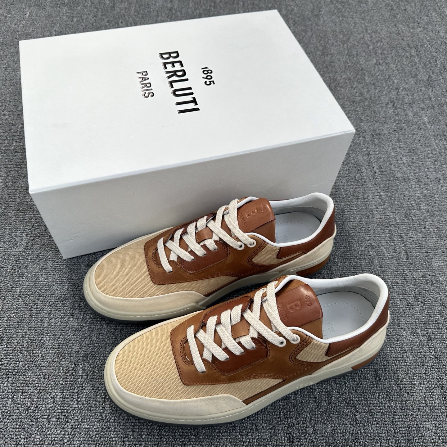 NO:274789,Berlut* men's high-end casual shoes, the official latest release of new catwalk style, hand-colored face deer leather, side pattern high-circular air compressor, breathable mesh lining, pure rubber two-color bottom, light and comfortable, Berlut* badge and logo print capture visual highlights, three-dimensional relief, Scritto pattern. High-circular air compressor badge pattern, showing extraordinary attitude!  Size 39/40/41/42/43/44 (38 45 customized) standard leather shoe size item number,19860909Berlut* 布鲁提 男士高端休闲鞋,官方最新发布走秀新款 面鹿皮手工上色 侧面图案高周波空压 透气网布内里 纯橡胶双色底 轻便舒适 、Berlut* 徽章和logo印花俘获视觉亮点,立体感浮雕 Scritto 图纹.高周波空压徽章图纹,彰显不凡态度！ 尺码39/40/41/42/43/44（38 45订做）标准皮鞋码 货号,,Men's shoes