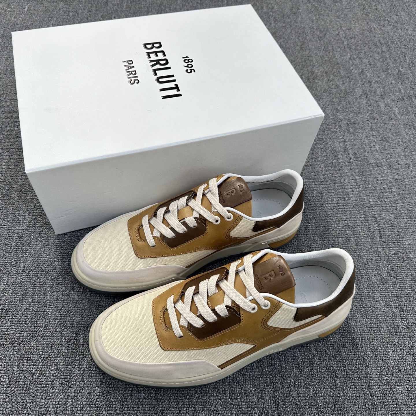 NO:274779,Berlut* men's high-end casual shoes, the official latest release of new catwalk style, hand-colored face deer leather, side pattern high-circular air compressor, breathable mesh lining, pure rubber two-color bottom, light and comfortable, Berlut* badge and logo print capture visual highlights, three-dimensional relief, Scritto pattern. High-circular air compressor badge pattern, showing extraordinary attitude!  Size 39/40/41/42/43/44 (38 45 customized) standard leather shoe size item number,19860909Berlut* 布鲁提 男士高端休闲鞋,官方最新发布走秀新款 面鹿皮手工上色 侧面图案高周波空压 透气网布内里 纯橡胶双色底 轻便舒适 、Berlut* 徽章和logo印花俘获视觉亮点,立体感浮雕 Scritto 图纹.高周波空压徽章图纹,彰显不凡态度！ 尺码39/40/41/42/43/44（38 45订做）标准皮鞋码 货号,,Men's shoes