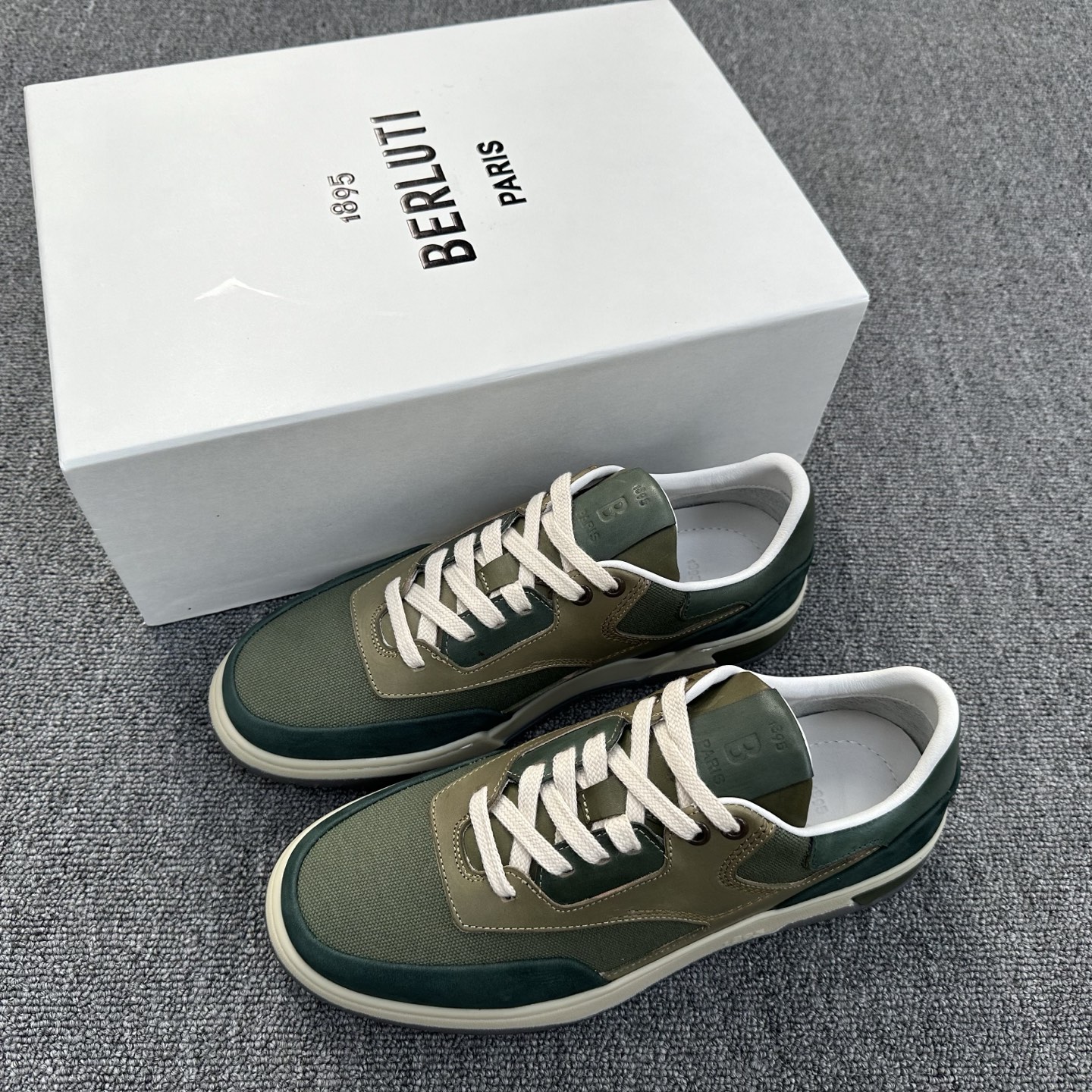 NO:274776,Berlut* men's high-end casual shoes, the official latest release of new catwalk style, hand-colored face deer leather, side pattern high-circular air compressor, breathable mesh lining, pure rubber two-color bottom, light and comfortable, Berlut* badge and logo print capture visual highlights, three-dimensional relief, Scritto pattern. High-circular air compressor badge pattern, showing extraordinary attitude!  Size 39/40/41/42/43/44 (38 45 customized) standard leather shoe size item number,19860909Berlut* 布鲁提 男士高端休闲鞋,官方最新发布走秀新款 面鹿皮手工上色 侧面图案高周波空压 透气网布内里 纯橡胶双色底 轻便舒适 、Berlut* 徽章和logo印花俘获视觉亮点,立体感浮雕 Scritto 图纹.高周波空压徽章图纹,彰显不凡态度！ 尺码39/40/41/42/43/44（38 45订做）标准皮鞋码 货号,,Men's shoes