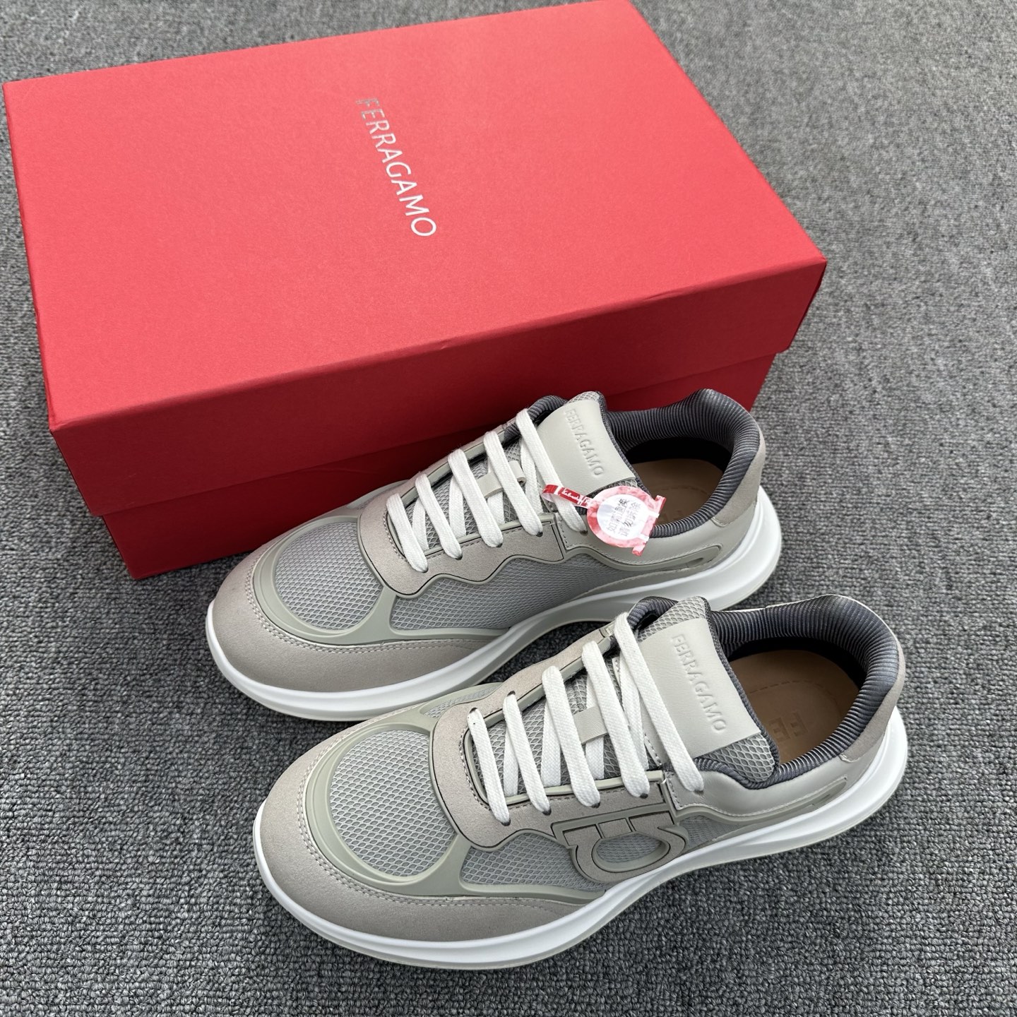 NO:274877,FERRAGAMO.Gancini buckles low-top casual shoes, this urban-style casual shoes boldly combines a variety of fabrics, cleverly uses high-tech mesh fabric and smooth leather to create a unique high-end look. Gancini buckles are embellished on the side, paired with padded mouths and tongues, combined with eye-catching light rubber sole, making the design more exquisite. Material: fabric is matched with leather splicing, and TPU lines highlight the outline of the entire shoe!  Size 39-40-41-42-43-44-45 (38.45.46 customized) Batch, ferragamo19860909FERRAGAMO.Gancini扣饰低帮休闲鞋、这款都市风格休闲鞋大胆融合多种面料,巧妙运用高科技网眼织物和光滑皮革,打造别出心裁的高端造型.侧面缀饰Gancini扣饰,搭配衬垫鞋口和鞋舌,结合醒目的轻盈橡胶鞋底,令设计更显考究.材质:织物搭配皮革拼接,TPU线条点睛整个鞋的轮廓！ 尺码39-40-41-42-43-44-45（38.45.46订做） 批,,ferragamo,Men's shoes