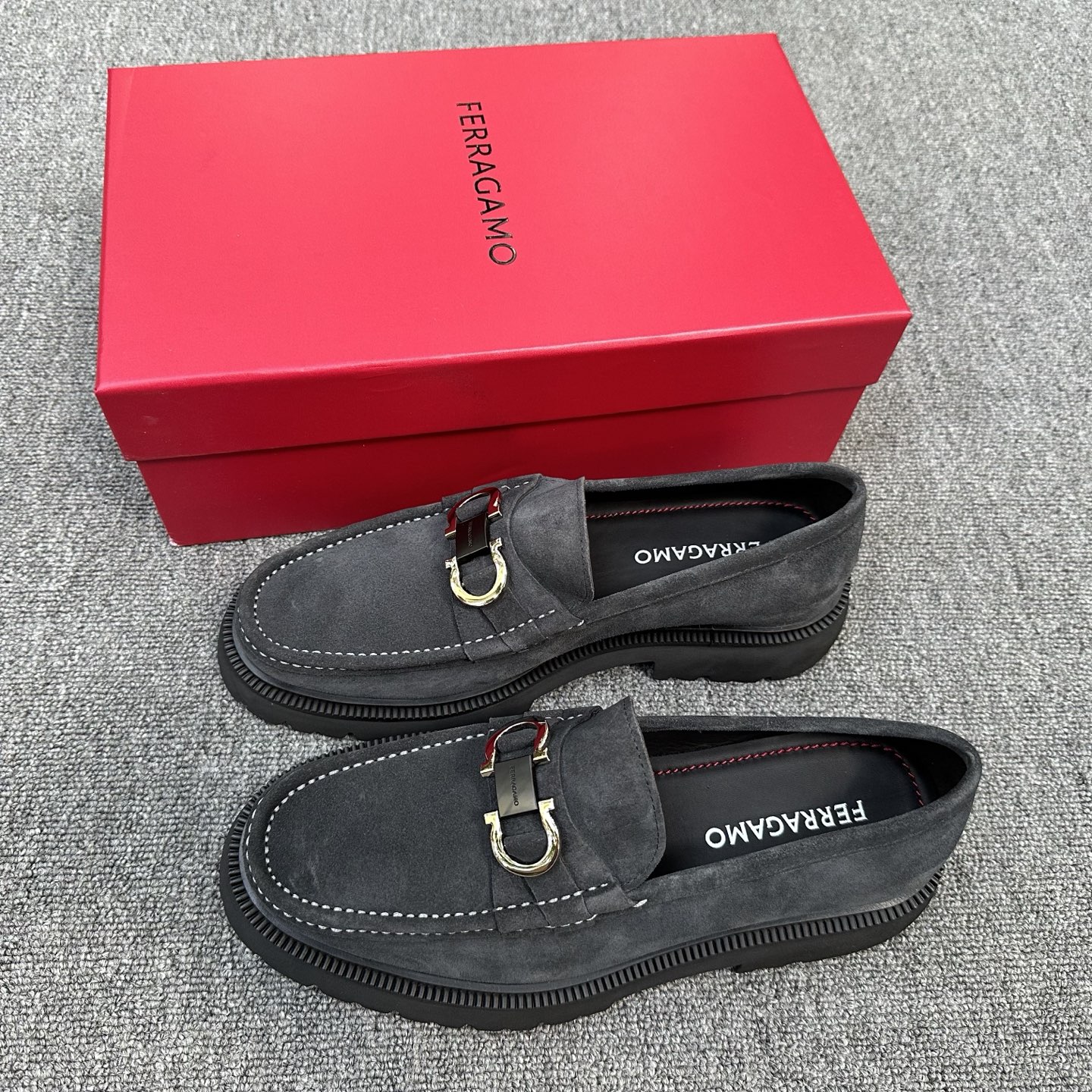 NO:730594,Ferragam/Ferragamo new men's business casual leather shoes Oxford shoes  This slip-on Oxford shoe is made of imported open-edge beaded leather/cow leather/cow suede leather, and the lines show a novel urban style. It uses classic shoes to deconstruct and use hidden seams to outline sinuous lines, giving the upper a double-layer effect. Rubber foaming  The sole and rubber welt complement each other. It is very fashionable and attractive. It has dyed calfskin lining, genuine leather feet, and standard hardware logo decoration. It is simple yet elegant. It has a classic European and American loose style version and is extremely comfortable on the feet. It comes with original box packaging and dust bag!  Size 39-40-41-42-43-44 (45 customized) standard leather shoe size batch,,ferragamo,ferragamo,cowhide19860909Ferragam/菲拉格慕新款男士商务休闲皮鞋牛津鞋 这款套脚牛津鞋采用进口开边珠皮/牛皮/牛反绒革制成,线条之间彰显新颖都市型格.运用经典鞋履解构,以隐密式接缝勾勒蜿蜒有致的线条,使鞋面呈现双层效果.橡胶发泡鞋底和橡胶沿条相得益彰.极富时髦魅力,本染小牛皮内里,真皮垫脚,标配五金logo装饰,简约不失大气,欧美经典宽松风格版型,上脚舒适度极好,配原盒包装防尘袋！ 尺码39-40-41-42-43-44（45订做）标准皮鞋尺码 批,,ferragamo,ferragamo,cowhide,Men's shoes