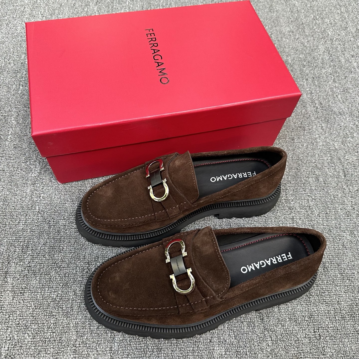 NO:574820,Ferragam/Ferragamo new men's business casual leather shoes Oxford shoes  This slip-on Oxford shoe is made of imported open-edge beaded leather/cow leather/cow suede leather, and the lines show a novel urban style. It uses classic shoes to deconstruct and use hidden seams to outline sinuous lines, giving the upper a double-layer effect. Rubber foaming  The sole and rubber welt complement each other. It is very fashionable and attractive. It has dyed calfskin lining, genuine leather feet, and standard hardware logo decoration. It is simple yet elegant. It has a classic European and American loose style version and is extremely comfortable on the feet. It comes with original box packaging and dust bag!  Size 39-40-41-42-43-44 (45 customized) standard leather shoe size batch,,ferragamo,ferragamo,cowhide19860909Ferragam/菲拉格慕新款男士商务休闲皮鞋牛津鞋 这款套脚牛津鞋采用进口开边珠皮/牛皮/牛反绒革制成,线条之间彰显新颖都市型格.运用经典鞋履解构,以隐密式接缝勾勒蜿蜒有致的线条,使鞋面呈现双层效果.橡胶发泡鞋底和橡胶沿条相得益彰.极富时髦魅力,本染小牛皮内里,真皮垫脚,标配五金logo装饰,简约不失大气,欧美经典宽松风格版型,上脚舒适度极好,配原盒包装防尘袋！ 尺码39-40-41-42-43-44（45订做）标准皮鞋尺码 批,,ferragamo,ferragamo,cowhide,Men's shoes