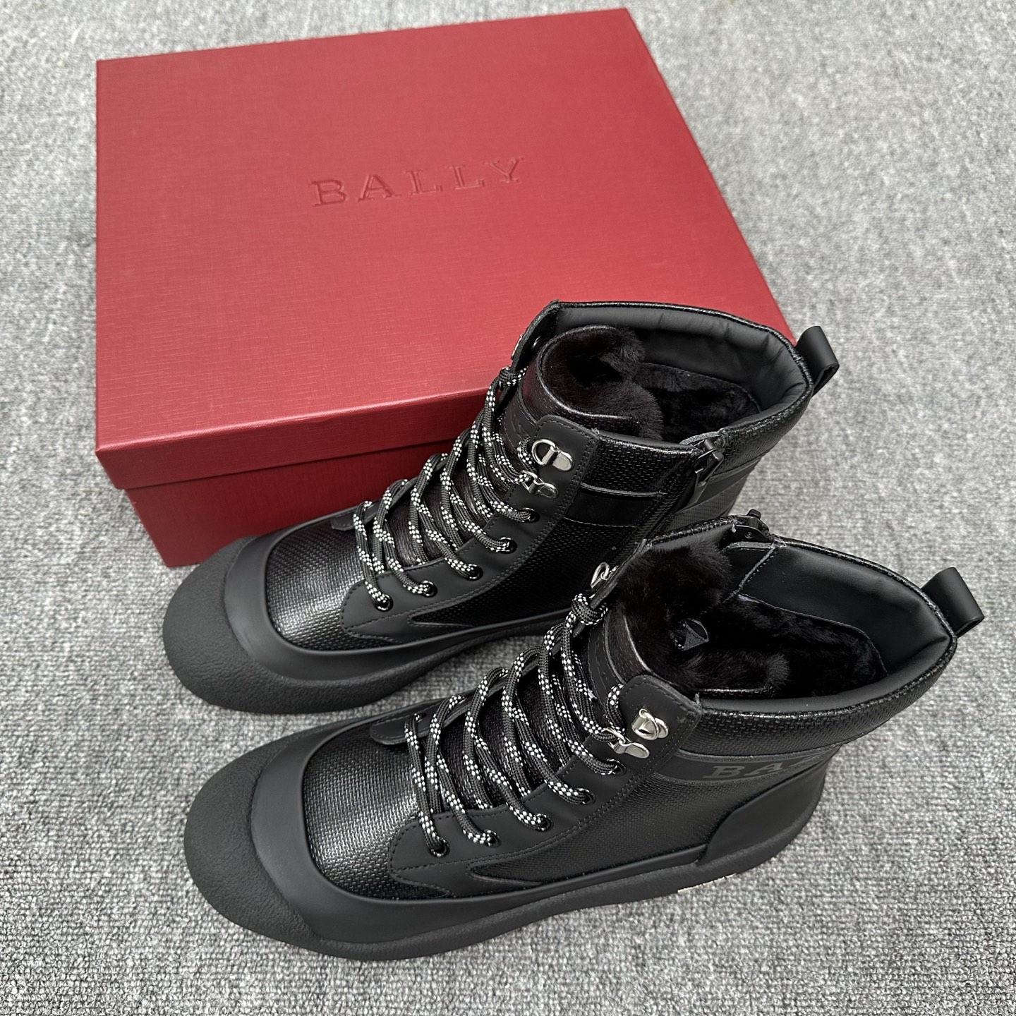 NO:604441,Bally/Bally's new men's lace-up zipper casual hiking wool shoes and boots!  This shoe is made of pressed cow leather, crocodile pattern/small braided pattern spliced ​​suede cowhide, with an inner zipper design and a lace adjustment combination, making it easier to put on and take off!  The brand's exclusive hardware zipper lace buckle is matched with two-color round cotton laces, wool lining, and wool feet, which are warm, comfortable and breathable. The rubber sole uses Vibram Arctic Grip technology to create a strong grip on cold ice and snow surfaces. The tongue has brand logo details, and the heel pull tab makes it easier to put on and take off. The rubber toe is wrapped, and the contrasting rubber outsole makes the upper foot comfortable and warm!  Size 39-40-41-42-43-44 -45 standard leather shoe size batch, bally, boots, cowhide19860909Bally/巴利 新款男士系带拉链休闲登山羊毛鞋靴！ 这款鞋由牛皮革压制 鳄鱼纹/小编纹拼接反绒牛皮制作而成,内侧拉链设计穿着和系带调节组合,穿脱更为方便！品牌专属五金拉链鞋带扣搭配双色圆棉鞋带,羊毛内里,配羊毛垫脚,保暖舒适透气,橡胶鞋底采用 Vibram Arctic Grip 技术,可在寒冷的冰雪表面营造强大的抓地力.鞋舌车有品牌logo细节、后跟提环穿脱更为便捷,橡胶鞋头包裹,撞色橡胶大底,上脚舒适保暖！ 尺码39-40-41-42-43-44 -45标准皮鞋码 批,,bally,boots,cowhide,Men's shoes