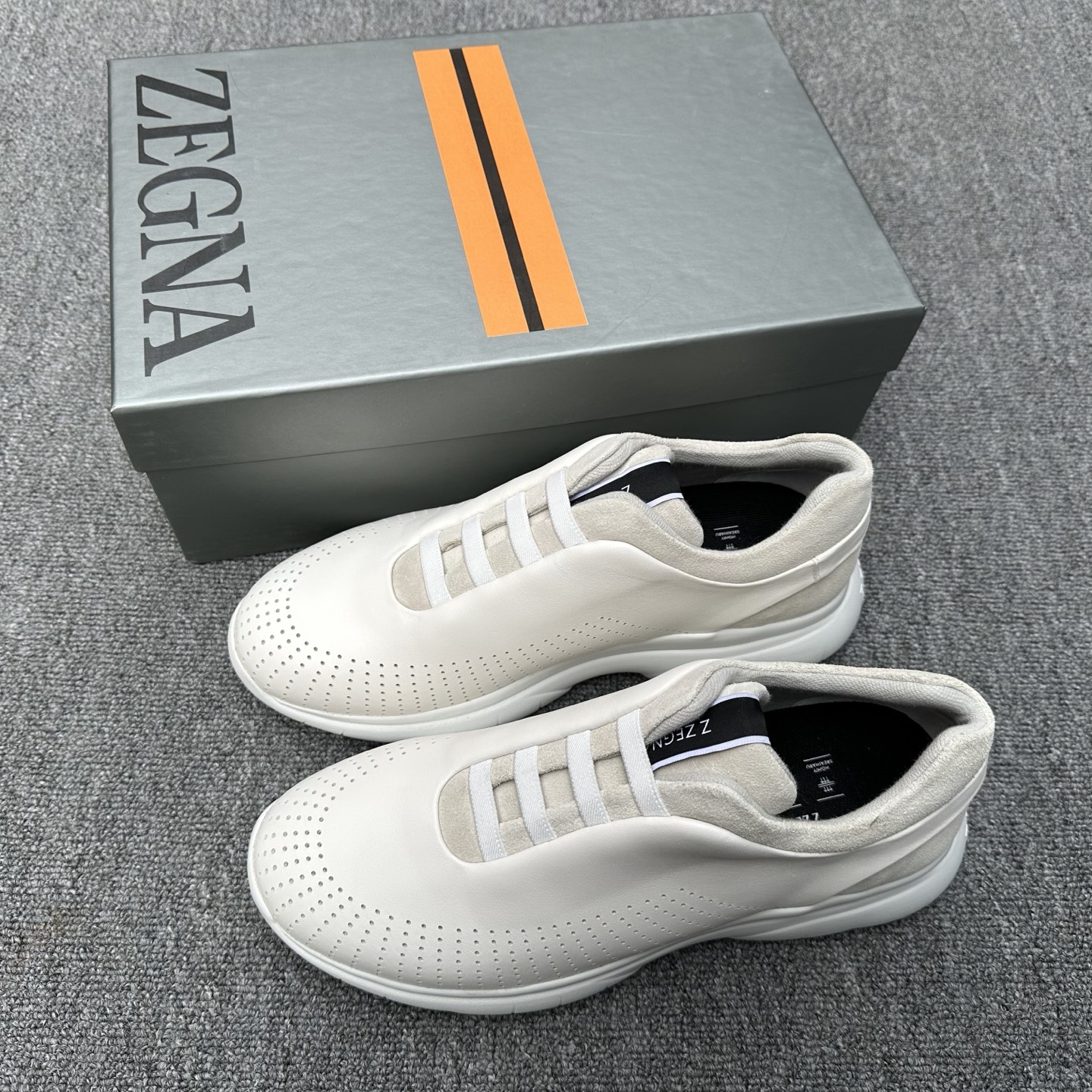 NO:730617,ZEGNA/ Zegna men's new leather casual sports shoes, a high-quality product produced in Dongguan. The shoes are made of soft sheep leather and suede. They have a versatile low-top toe style, with elastic webbing details on the front and a logo on the tongue. The style is fashionable and trendy. The lightweight foam rubber outsole and fabric lining are very light and breathable for the upper foot, non-slip and have strong grip!  Suitable for daily wear, sports, hiking and outdoor use!  Completely furnished and comes with dust bag!  Size 39-40-41-42-43-44 standard leather shoe size (45 can be customized and does not support returns),,zegna,sneakers,sheepskin,chamois leather19860909ZEGNA/杰尼亚 男士新款皮革休闲运动鞋 莞产重工精品,鞋履采用柔软羊皮革和麂皮制成,百搭的低帮套脚款式,正面点缀弹力织带细节,鞋舌饰以logo徽标,款式时尚潮流.轻质发泡橡胶大底,织物内里垫脚,上脚非常轻便透气,防滑、抓地性强！适用于日常穿搭、运动徒步户外！配套齐全,附防尘袋！ 码数39-40-41-42-43-44 标准皮鞋码（45可定做不支持退换）,,zegna,sneakers,sheepskin,chamois leather,Men's shoes