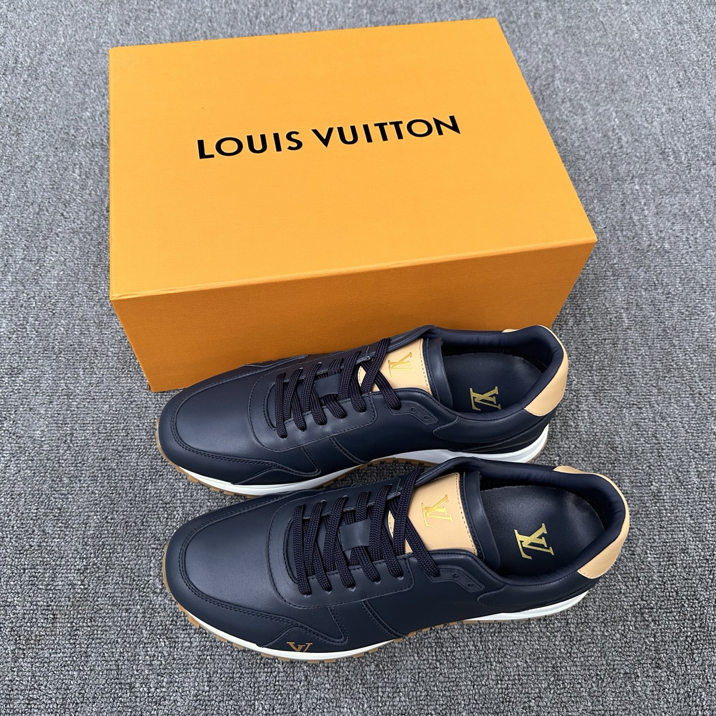 NO:639534,LV Men's Shoes This Run Away sneaker is made of smooth cow leather. The trim made of the brand's signature leather and the dazzling LV letters on the side create exquisite details. The wedge outsole interprets the inspiration of running shoes. Plain cow leather laces and rubber outsole with Louis Vuitton elements!  Size 39-40-41-42-43-44 (customized at 38.45.46),,louis vuitton,louis vuitton,sneakers,cowhide19860909LV男士鞋履 本款 Run Away运动鞋取材光滑牛皮革.由品牌标志性皮革打造的饰边与侧面耀目 LV字母一道构筑考究细节.坡跟外底诠释跑鞋的灵感启发.素面牛皮革鞋带 路易威登元素橡胶外底！ 尺码39-40-41-42-43-44（38.45.46订做）,,louis vuitton,louis vuitton,sneakers,cowhide,Men's shoes