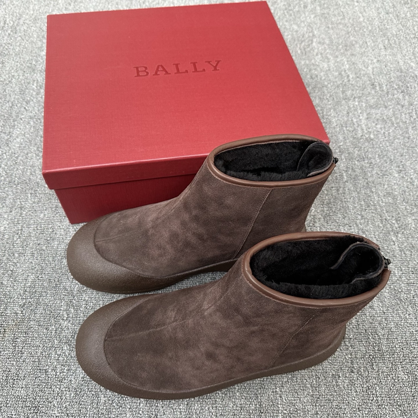 NO:639669,BALLYY/Bally counter genuine products, look for the new logo and brand, pay attention to the size of the logo to distinguish any fake fur boots, the matching plastic buckles are currently no one imitates, a pair of shoes has 38 Italian imported hardware lace hardware to show quality and high-end, no one can imitate the tongue logo silicone, the double-layer stretch fabric is very warm, the inner fur is imported from pure wool without any splicing, don’t dare to use imitations, the insole is made of latex and fur, and it is full of the smell of money.  Size: Couple style 35-44 standard leather shoe size, item number, bally, boots19860909BALLYY/巴利专柜正品渠道货,认准新logo新商标,注意看logo尺寸大小区分任意假货毛靴,匹配塑料附扣目前无人仿假,一双鞋38个意大利进口五金系带五金彰显品质与高端,鞋舌logo硅胶无人能仿,双层弹力面料极具保暖,内里皮毛来自进口纯羊毛无任何拼接,仿货不敢使用,鞋垫乳胶贴合皮毛一体,满满当当充满金钱的味道. 尺码情侣款35-44标准皮鞋码 货号,,bally,boots,Men's shoes