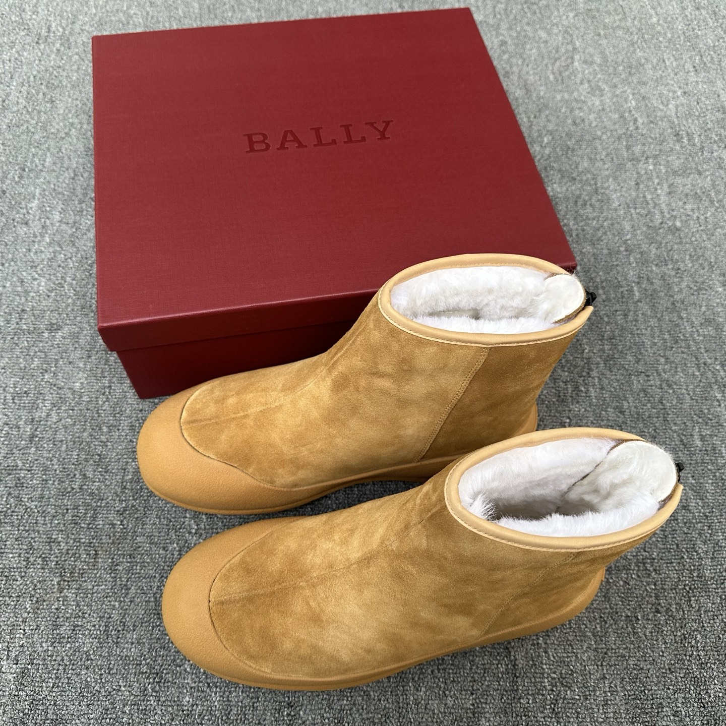 NO:639672,BALLYY/Bally counter genuine products, look for the new logo and brand, pay attention to the size of the logo to distinguish any fake fur boots, the matching plastic buckles are currently no one imitates, a pair of shoes has 38 Italian imported hardware lace hardware to show quality and high-end, no one can imitate the tongue logo silicone, the double-layer stretch fabric is very warm, the inner fur is imported from pure wool without any splicing, don’t dare to use imitations, the insole is made of latex and fur, and it is full of the smell of money.  Size: Couple style 35-44 standard leather shoe size, item number, bally, boots19860909BALLYY/巴利专柜正品渠道货,认准新logo新商标,注意看logo尺寸大小区分任意假货毛靴,匹配塑料附扣目前无人仿假,一双鞋38个意大利进口五金系带五金彰显品质与高端,鞋舌logo硅胶无人能仿,双层弹力面料极具保暖,内里皮毛来自进口纯羊毛无任何拼接,仿货不敢使用,鞋垫乳胶贴合皮毛一体,满满当当充满金钱的味道. 尺码情侣款35-44标准皮鞋码 货号,,bally,boots,Men's shoes