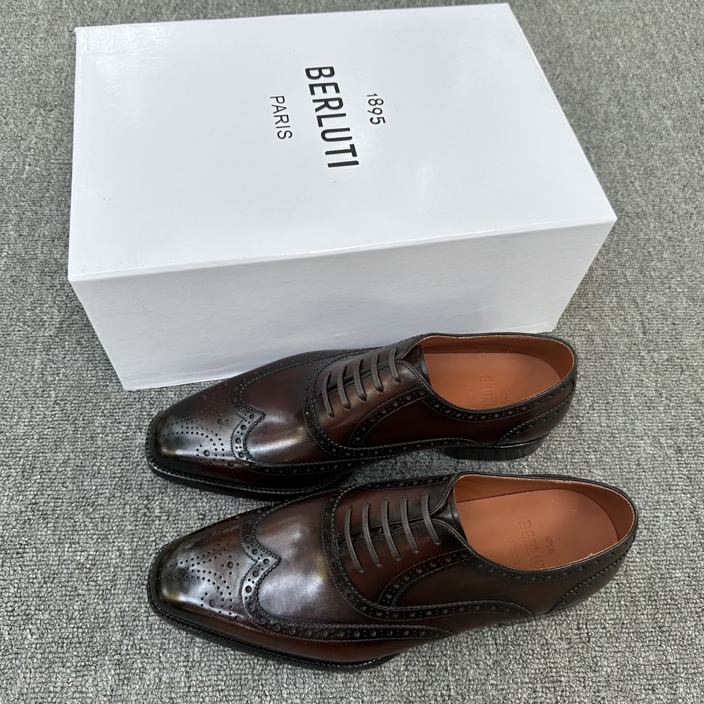 NO:639773,Berlui/Bruti handmade men's leather shoes. Hot model at the counter. Goodyear handmade model. Unique craftsmanship. Leather embryo imported from Italy. Fetal cowhide surface. Calf leather lining. Purely handmade coloring process. The leather is fine and translucent and resistant to creases. See detailed pictures. The texture is comparable to non-market products. Simple composite splicing last type, exquisite details. Each pair is inspected at will. Matched with genuine leather outsole. Heel rubber patch for shock absorption.  The inner lining is originally dyed calfskin, which effectively ensures the comfort of the upper foot. It is fully hand-rubbed. Each pair of shoes has its own unique color style. The high-definition deep embossed logo badge mark is a very gorgeous and elegant men's formal leather shoe!  Size 39-40-41-42-43-44 (45 customized) standard leather shoe size item number 50225560,,cowhide,Leather soles19860909Berlui/布鲁缇 手工精品男士皮鞋 .专柜同步火热款 固特异手工款 匠心独具 意大利进口皮胚 胎牛皮面 内里小牛皮 纯手工上色工艺 皮质细腻光泽透亮、耐折痕 详见细节图 质感非市场货可以比拟 简约复合拼接楦型,细节精致 每一双随便验货 搭配真皮大底底层 后跟橡胶贴片减震 内里本染小牛皮、有效保障上脚舒适度 全手工擦色工艺 每一双鞋子都有自己独有的颜色风格 高清深度压纹logo徽章标、非常华丽又凸显大气的一款男士正装皮鞋 ！ 尺码39-40-41-42-43-44（45订做）标准皮鞋尺码 货号50225560,,cowhide,Leather soles,Men's shoes