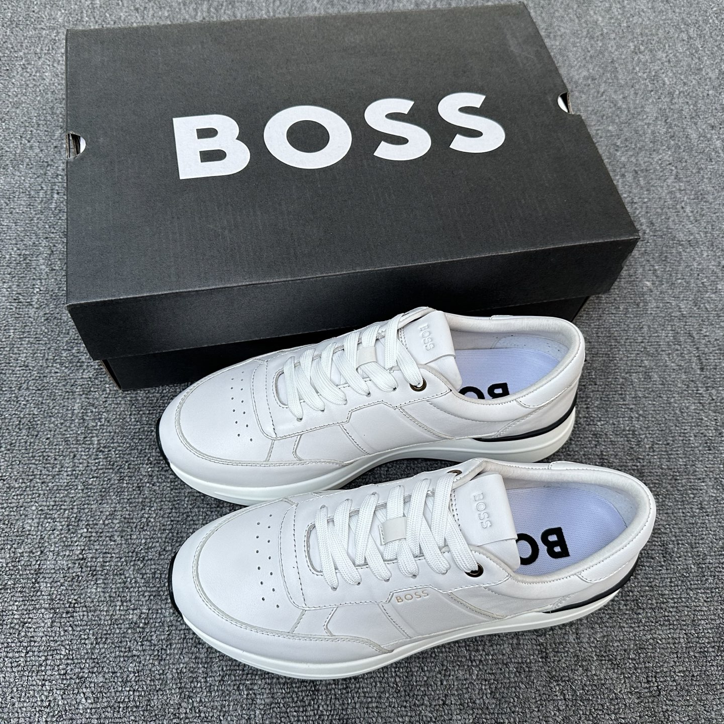NO:690065,BOSS men's new leather low-top casual sports shoes, top quality products produced in Dongguan, BOSS lace-up casual sports shoes, made of cow suede leather, the leather is fine and shiny, hand-polished, you can touch the leather with your hands to feel silky, calfskin feet, the upper foot is soft, comfortable and breathable, BOSS decoration on the sides and tongue  Brand logo, shoelaces decorated with logo buckle, heel wrapped, EVA foam + anti-slip wear-resistant rubber combination outsole, three colors available, comes with original box packaging dust bag!  Size 39-40-41-42-43-44 (45 customized) standard leather shoe size batch, sneakers, cowhide19860909BOSS 男士新款皮革低帮休闲运动鞋 莞产顶级高品,BOSS系带休闲运动鞋,采用牛反绒革、皮质细腻有光泽,手工抛光处理,可以用手抚摸出皮料的丝滑感,小牛皮垫脚,上脚柔软舒适透气,侧面及鞋舌饰 BOSS 品牌徽标,鞋带饰有logo扣饰,后跟包裹处理,eva发泡+防滑耐磨橡胶组合大底,三色可选,配原盒包装防尘袋！ 码数39-40-41-42-43-44（45订做）标准皮鞋码 批,,sneakers,cowhide,Men's shoes