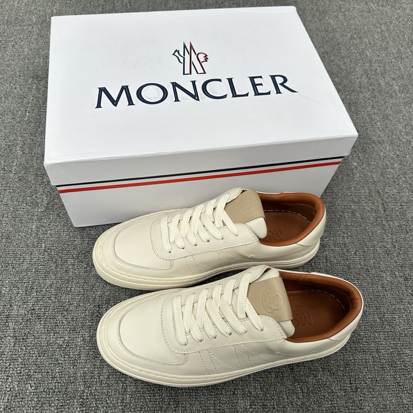 NO:704688,Moncler Mouth Men's Sports Shoes, imported cowhide and neoprene are made of various materials. The upper is designed with shoelaces and rubber inserts, with the Moncler logo on the heel. The outsole is made of TPU+rubber+high-elastic rubber foam. It has high elasticity and high wear resistance, improving comfort. Whether it is the upper or the color design, it is worth buying!  Size39-44 (38 45 customized),,Moncler,sneakers,cowhide19860909Moncler蒙口 男鞋运动鞋,进口牛皮面、氯丁橡胶 各种材质拼接打造,鞋面采用鞋带和橡胶嵌件设计,后跟Moncler标志,大底采用TPU+橡胶+高弹橡胶发泡组合成型,具有高弹性高耐磨性,提高舒适性,无论是鞋面还是颜色设计都值得入手！ Size39-44（38 45定做）,,Moncler,sneakers,cowhide,Men's shoes