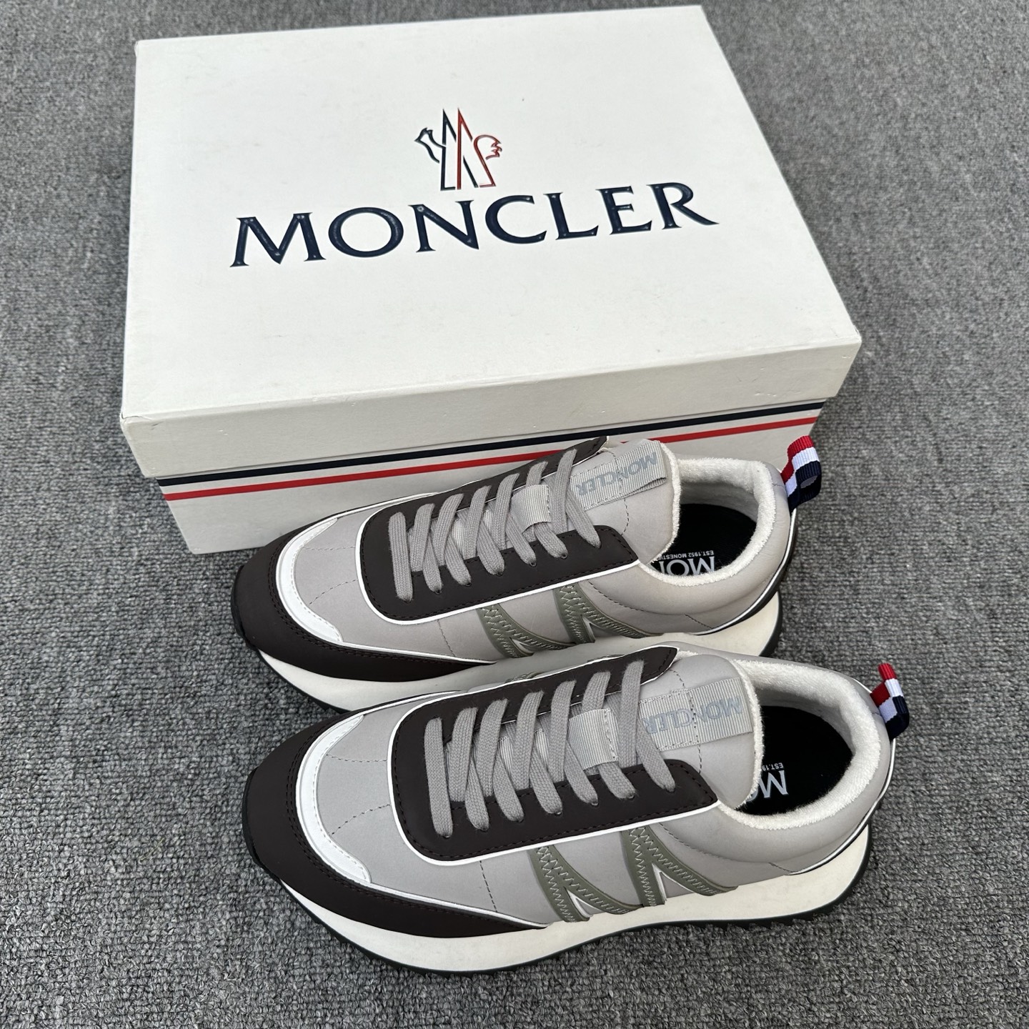 NO:704700,Moncler/Mask Pacey men's leather sneakers  These Pacey sneakers are made of matte calfskin and suede cow leather. They are decorated with eye-catching logos and M-shaped details on the sides. The heel is decorated with M's classic red, white and blue three-color webbing and calfskin embossed logo decoration. The low-cut lace-up design is lightweight and flexible, highlighting urban style. It is equipped with a 3.5CM lightweight TPU midsole and a serrated rubber composite outsole, which is comfortable, non-slip and shock-absorbing. Fabric towel lining, shock-absorbing cotton feet, comfortable, light and breathable!  Comes with full set of original packaging dust bag!  Size 39-40-41-42-43-44 standard leather shoe size (38/45 can be customized but does not support returns), Moncler, sneakers, cowhide19860909Moncler/蒙口 Pacey男士皮革运动鞋 这款Pacey运动鞋采用雾面小牛皮拼接绒面牛皮革制成,侧面饰有醒目标识和M字形细节,后跟点缀M家经典红白蓝三色织带和小牛皮压纹徽标装饰.低帮系带款式设计,轻巧灵活,彰显都市风格.搭配3.5CM轻盈TPU中底和锯齿状橡胶复合大底,舒适防滑减震.织物毛巾内里,减震棉垫脚,上脚舒适轻便透气！配全套原包装防尘袋！ 尺码39-40-41-42-43-44 标准皮鞋尺码（38/45可定做但不支持退换）,,Moncler,sneakers,cowhide,Men's shoes