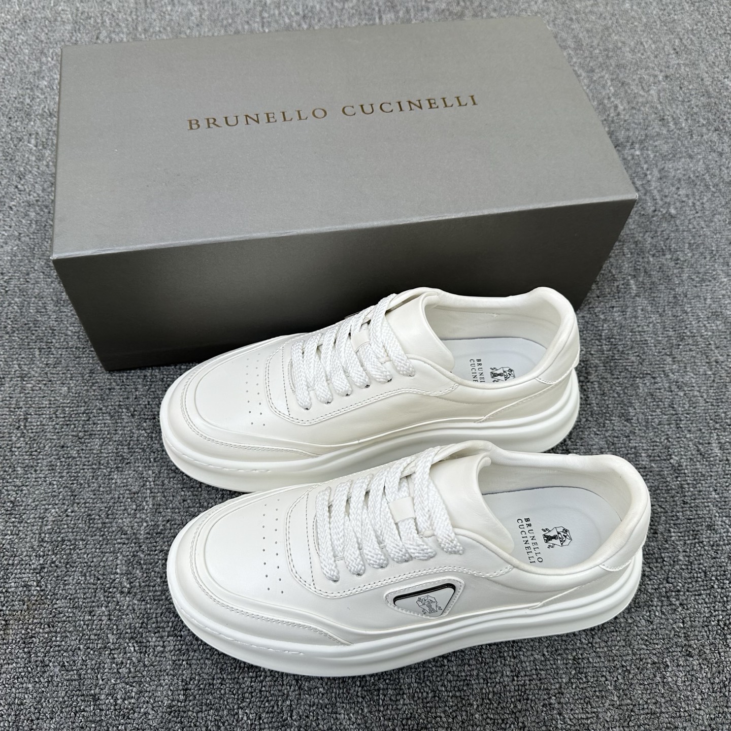 NO:711747,Brunello Cucinelli ss new spring and summer men's shoes are shipped, referred to as BC. This brand is the world's top luxury brand from Italy. It is known as the 'King of Cashmere' and 'Real Luxury in the Clothing Industry' for low-key luxury. Many people know that cashmere Cashmere is top-notch, expensive, and you can't take it off once you wear it. It is also very versatile. No brand knows how to use top-grade cashmere fabrics to create a 'low-key luxury' style. The upper is top-grade cashmere + high mercerized elk leather.  The inner lining is made of white benzene-dyed special calfskin + 0.5mm circular punching design. The foot pads are made of high-elastic foam and are aligned with the calfskin. The upper foot is comfortable and breathable without stuffing the feet. It does not fade or slip. The environmentally friendly and harmless TPU+PU outsole is formed in one piece. It is clean and does not need to be glued. The texture is overwhelming. Visible luxury. Counter packaging. Size 39/40/41/42/43/44 (custom-made at 45.46). The shoe box adopts the original drawer-type shoe box.  Comes with shoe storage bag, standard leather shoe size, brunello cucinelli, cowhide19860909Brunello Cucinelli ss春夏新款男鞋出货 简称BC 此品牌是来自意大利的世界顶级奢侈品牌,被誉为低调奢华的 “山羊绒之王” 和 “服装界真正的奢侈品”.很多人都知道羊绒Cashmere顶级、昂贵,一穿就脱不下来,还特别百搭,没有比BC这个品牌更懂得把顶级的羊绒面料设计出一种 “低调的奢华” 的风格. 鞋面顶级羊绒+高丝光麋皮 内里是本白色苯染专用小牛皮+0.5mm圆形冲孔设计,脚垫高弹发泡与牛里对贴,上脚舒服透气不闷脚,不掉色,不打滑,环保无害TPU+PU大底一体成型,干净不开胶.质感爆棚 看得见的奢华 专柜包装 尺码39/40/41/42/43/44（45.46订做）鞋盒采用原版抽屉式鞋盒 配鞋履收纳袋 标准皮鞋码 批,,brunello cucinelli,cowhide,Men's shoes