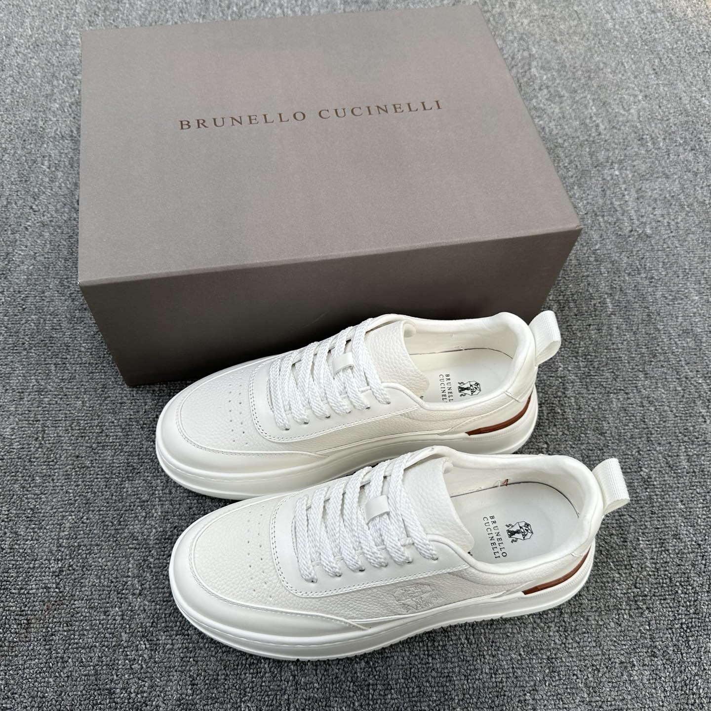 NO:729745,Brunello Cucinelli ss new spring and summer men's shoes are shipped, referred to as BC. This brand is the world's top luxury brand from Italy. It is known as the 'King of Cashmere' and 'Real Luxury in the Clothing Industry' for low-key luxury. Many people know that cashmere Cashmere is top-notch, expensive, and you can't take it off once you wear it. It is also very versatile. No brand knows how to use top-grade cashmere fabrics to create a 'low-key luxury' style. The upper is top-grade cashmere + high mercerized elk leather.  The inner lining is made of white benzene-dyed special calfskin + 0.5mm circular punching design. The foot pads are made of high-elastic foam and are aligned with the calfskin. The upper foot is comfortable and breathable without stuffing the feet. It does not fade or slip. The environmentally friendly and harmless TPU+PU outsole is formed in one piece. It is clean and does not need to be glued. The texture is overwhelming. Visible luxury. Counter packaging. Size 39/40/41/42/43/44 (custom-made at 45.46). The shoe box adopts the original drawer-type shoe box.  Comes with shoe storage bag, standard leather shoe size, brunello cucinelli, cowhide19860909Brunello Cucinelli ss春夏新款男鞋出货 简称BC 此品牌是来自意大利的世界顶级奢侈品牌,被誉为低调奢华的 “山羊绒之王” 和 “服装界真正的奢侈品”.很多人都知道羊绒Cashmere顶级、昂贵,一穿就脱不下来,还特别百搭,没有比BC这个品牌更懂得把顶级的羊绒面料设计出一种 “低调的奢华” 的风格. 鞋面顶级羊绒+高丝光麋皮 内里是本白色苯染专用小牛皮+0.5mm圆形冲孔设计,脚垫高弹发泡与牛里对贴,上脚舒服透气不闷脚,不掉色,不打滑,环保无害TPU+PU大底一体成型,干净不开胶.质感爆棚 看得见的奢华 专柜包装 尺码39/40/41/42/43/44（45.46订做）鞋盒采用原版抽屉式鞋盒 配鞋履收纳袋 标准皮鞋码 批,,brunello cucinelli,cowhide,Men's shoes