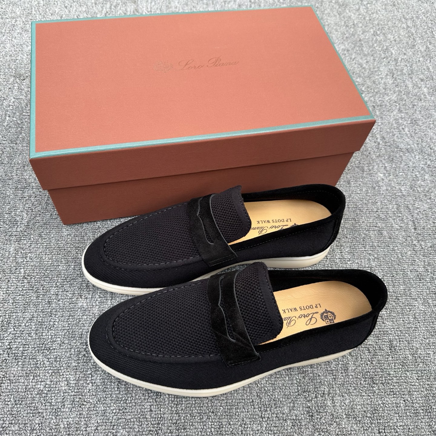 NO:729753,LP's new product is on sale, the same knitted sneakers men's moccasin shoes from Loro Piana's official website!  Made of Wish wool blended fabric｜The upper is made of unique knitted fabric and the heel is spliced ​​with high mercerized suede cowhide!  Comprehensive one-to-one restoration of the counter process flow | Full cowhide zip-tying process for the middle bottom | Installed with the original molded light TPU three-color combination suction mold process outsole | It is definitely not the ordinary bulky one-piece rubber sole on the market!  Size 39/40/41/42/43/44/45/46 batch,,loro piana,loro piana,sneakers,cowhide19860909LP新品发售Loro Piana(诺悠翩雅)官网同款针织运动鞋男士莫卡辛鞋！ 采用 Wish 羊毛混纺面料制作｜鞋面采用独特针织面料制作工艺后跟拼接高丝光反绒牛皮！全方位一比一复原专柜工艺流程｜中底部全牛皮拉绑工艺流程｜加装原版开模轻盈TPU三色组合吸模工艺大底｜绝非市面普通笨重一体橡胶底！ 尺码39/40/41/42/43/44/45/46 批,,loro piana,loro piana,sneakers,cowhide,Men's shoes