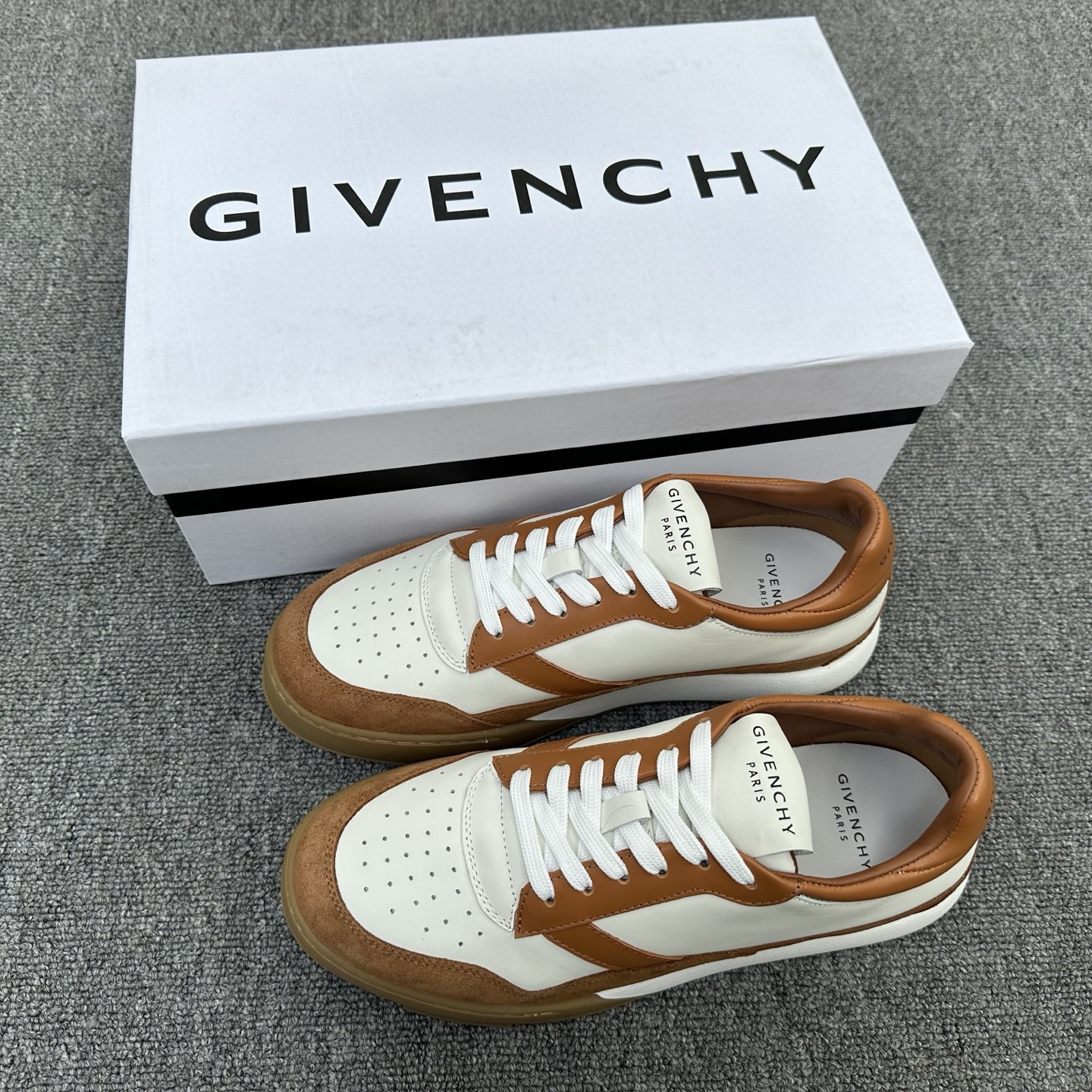 NO:745245,Givenchy Givenchy 'poster style' low-cut casual sneakers. The lace-up style is available in multiple colors. It is on the shelves earlier than the domestic Z counter. This lightweight board shoe is made of imported soft calfskin with color matching. The lines of the whole pair of shoes are smooth and unobstructed, and the viewing angle is eye-catching. The back is padded to increase comfort. The tongue is decorated with Ghy 4G Logo label, and Givenchy is embossed on the side of the shoe.  The logo, lining and insole are made of calfskin, with non-slip and wear-resistant Tpu outsole. The most important thing is that it is comfortable and versatile to wear. It is super soft and lightweight. It is the first choice for wearing as a gift. Size 39-40-41-42-43-44-45 (standard leather shoe size) (order style) Item number,,givenchy,givenchy,sneakers,cowhide19860909Givenchy纪梵希“海报款”低帮休闲运动鞋 系带款多色到货 早于国内Z柜上架 这款轻便板鞋款臻选进口柔软小牛皮拼色搭配,整双鞋子线条顺滑通畅,视角有眼前一亮的感觉,后帮加衬增加舒适感,鞋舌饰以Ghy 4G Logo标签,鞋侧面压印Givenchy logo,内里和鞋垫是小牛皮,防滑耐磨Tpu大底,最主要穿着舒适百搭,超软超轻便,自穿送人首选单品. 尺码39-40-41-42-43-44-45（标准皮鞋码）（订单款） 货号,,givenchy,givenchy,sneakers,cowhide,Men's shoes