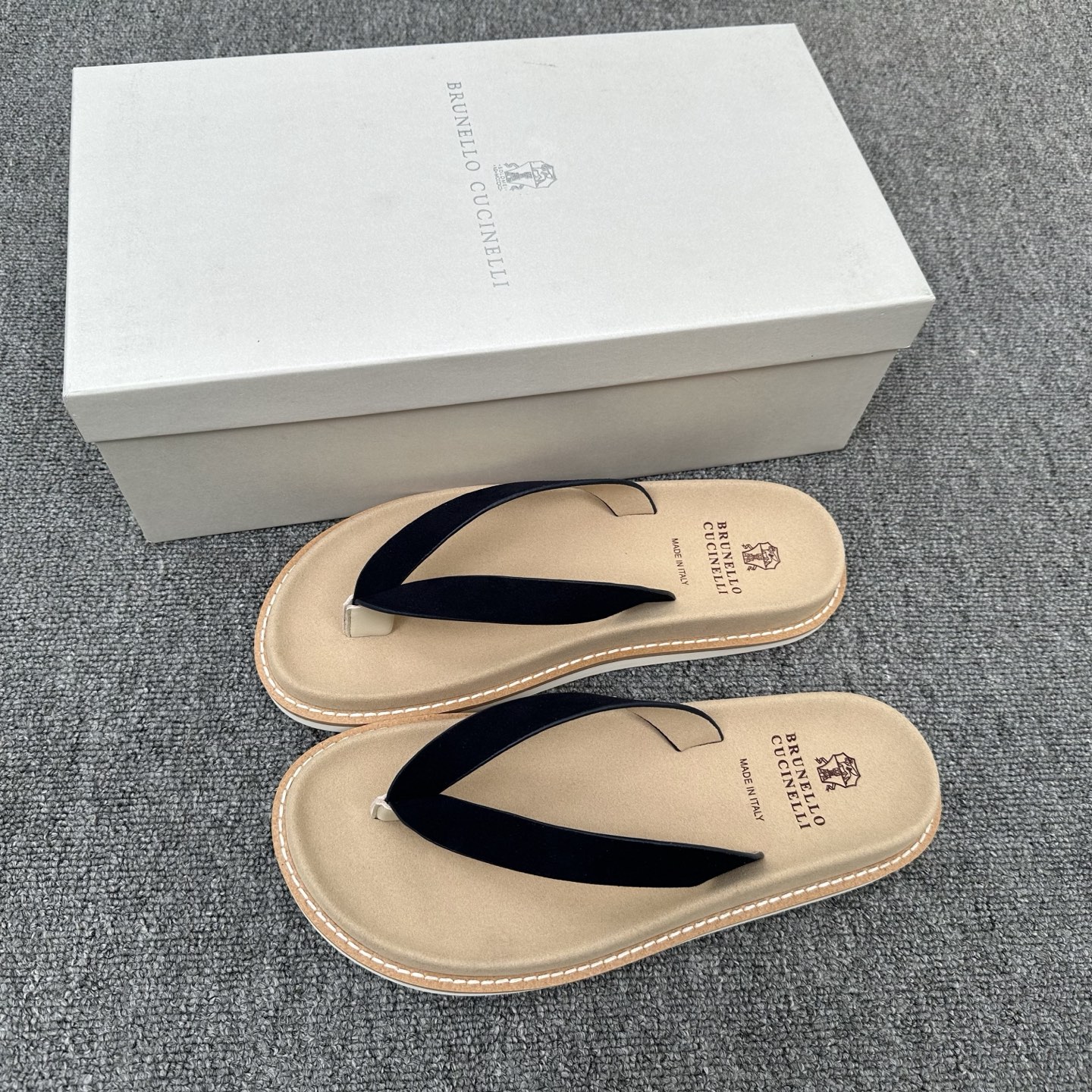 NO:745501,Brunello Cucinelli BC men's casual sandals!  The fabric of this sandal and slipper is made of high-mercerized washed suede imported from Italy. The inner lining and insole leather are also the same grade of leather. The outer waist of the upper is inlaid with a branded electroplated distressed craft buckle. The buckle can also be retracted at will, so it can be used on even small and thin feet!  The middle-level footbed is a 1:1 replica of the original model, which is full of three-dimensionality and skin-friendly feeling!  The lower outsole is made of high-density and elastic rubber foam material, which is wear-resistant and not easy to deform!  The surface of the outsole is surrounded by a 4mm thick genuine leather welt imported from Italy. This welt alone costs dozens of meters!  This sandal style is a classic and will never go out of style!  The personalized logo and unique water ripple groove design on the outsole make it instantly luxurious!  Wear it so you don’t have to change your shoes this summer!  The shoe box is an original drawer-type shoe box with a shoe storage bag!  Size 39/40/41/42/43/44 (45.46 customized) standard size item number 23902833, brunello cucinelli, slippers19860909Brunello Cucinelli BC男士休闲男凉拖鞋！此款凉拖鞋鞋面料采用意大利进口高丝光水洗翻毛皮,内里和鞋垫皮也是同等级皮革,鞋面外腰部位镶嵌品牌电镀做旧工艺扣带,扣带还可以随意伸缩,**脚廋都可以驾驭！中层脚床为原版1:1复刻私模,立体感和亲肤感十足！下层大底是高密度弹性大的橡胶发泡裁料,耐磨不易变形！大底表层周圈贴4mm厚意大利进口真皮沿条,光这种沿条成本都好几十块米了！此款凉拖鞋鞋型堪称经典,永不过时！外底上的个性logo和独特的水波纹凹槽设计,奢华度瞬间爆棚！带上它这个夏天就不用再换鞋了！鞋盒采用原版抽屉式鞋盒,配鞋履收纳袋！ 尺码39/40/41/42/43/44（45.46订做）标准尺码 货号23902833,,brunello cucinelli,slippers,Men's shoes