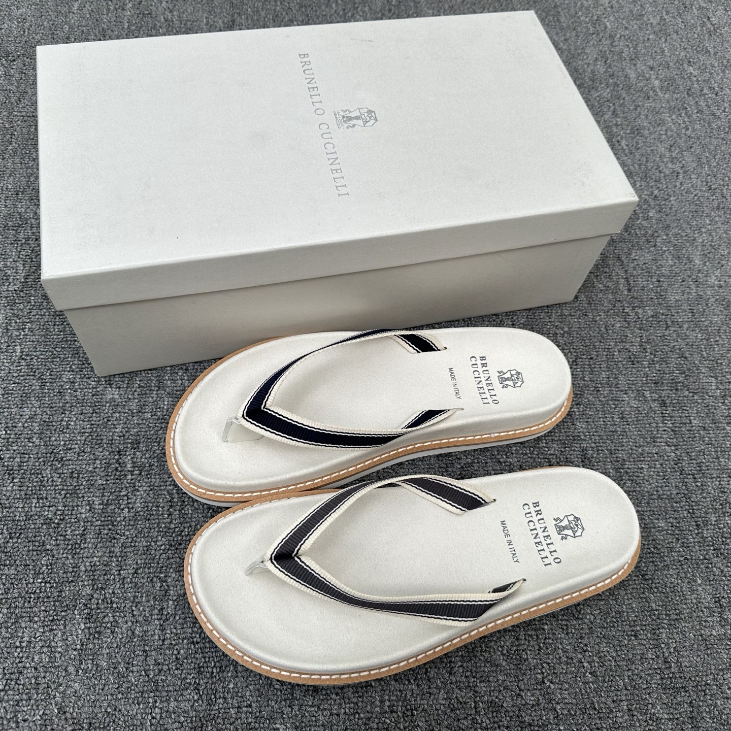 NO:745505,Brunello Cucinelli BC men's casual sandals!  The fabric of this sandal and slipper is made of high-mercerized washed suede imported from Italy. The inner lining and insole leather are also the same grade of leather. The outer waist of the upper is inlaid with a branded electroplated distressed craft buckle. The buckle can also be retracted at will, so it can be used on even small and thin feet!  The middle-level footbed is a 1:1 replica of the original model, which is full of three-dimensionality and skin-friendly feeling!  The lower outsole is made of high-density and elastic rubber foam material, which is wear-resistant and not easy to deform!  The surface of the outsole is surrounded by a 4mm thick genuine leather welt imported from Italy. This welt alone costs dozens of meters!  This sandal style is a classic and will never go out of style!  The personalized logo and unique water ripple groove design on the outsole make it instantly luxurious!  Wear it so you don’t have to change your shoes this summer!  The shoe box is an original drawer-type shoe box with a shoe storage bag!  Size 39/40/41/42/43/44 (45.46 customized) standard size item number 23902833, brunello cucinelli, slippers19860909Brunello Cucinelli BC男士休闲男凉拖鞋！此款凉拖鞋鞋面料采用意大利进口高丝光水洗翻毛皮,内里和鞋垫皮也是同等级皮革,鞋面外腰部位镶嵌品牌电镀做旧工艺扣带,扣带还可以随意伸缩,**脚廋都可以驾驭！中层脚床为原版1:1复刻私模,立体感和亲肤感十足！下层大底是高密度弹性大的橡胶发泡裁料,耐磨不易变形！大底表层周圈贴4mm厚意大利进口真皮沿条,光这种沿条成本都好几十块米了！此款凉拖鞋鞋型堪称经典,永不过时！外底上的个性logo和独特的水波纹凹槽设计,奢华度瞬间爆棚！带上它这个夏天就不用再换鞋了！鞋盒采用原版抽屉式鞋盒,配鞋履收纳袋！ 尺码39/40/41/42/43/44（45.46订做）标准尺码 货号23902833,,brunello cucinelli,slippers,Men's shoes