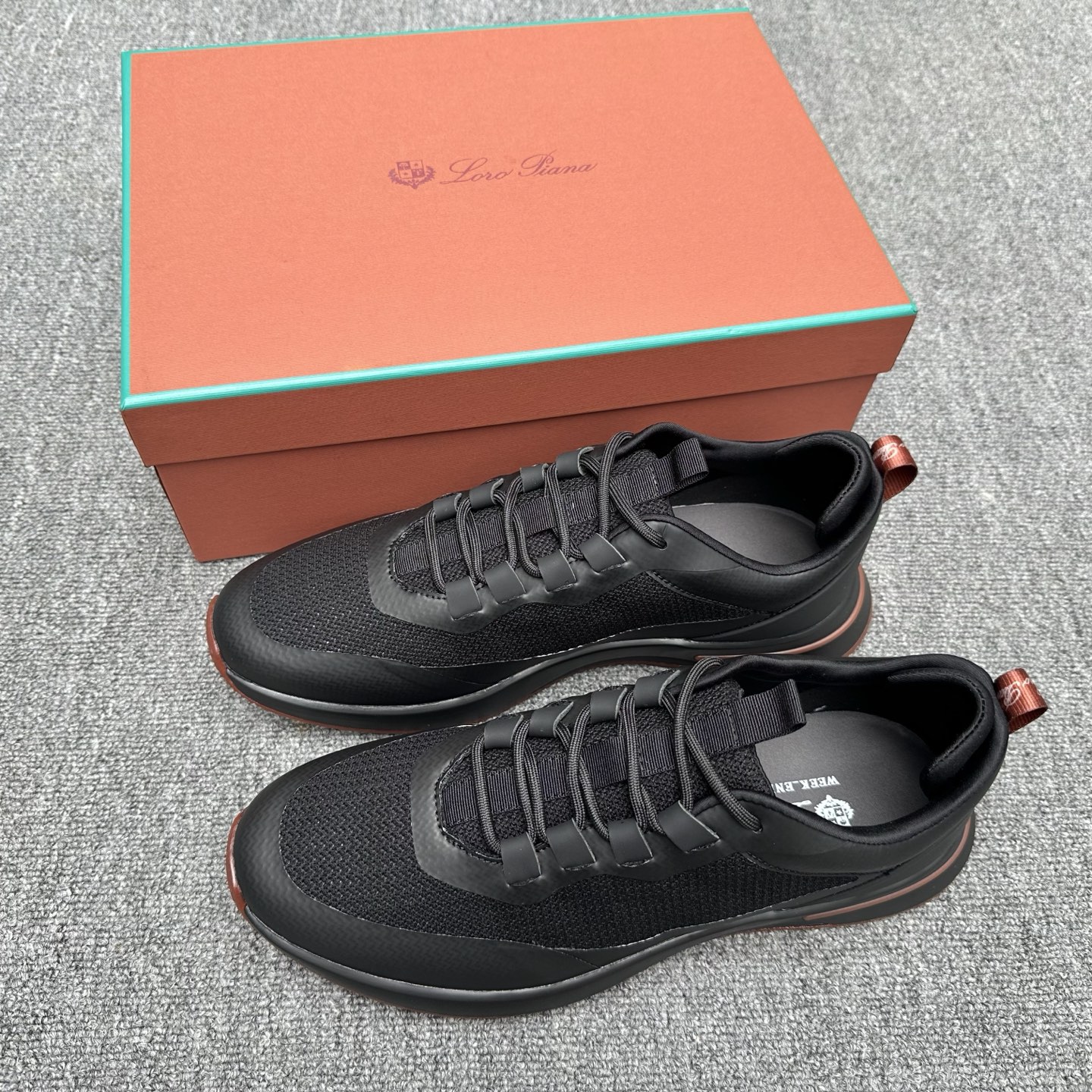 NO:832783,Loro Piana mesh cowhide casual sports shoes for men, LP jogging shoes, original factory soles, feel free to go to the counter!  This casual shoe is knitted with Wind fiber, showing a unique three-dimensional effect. The unique version narrows slightly in the mid-section and is embellished with nappa leather details. The lightweight rubber sole and studs on the edge enhance grip and stability, and the functional details full of modern beauty add a sporty style to the shoe. The upper uses hot-melt edge-sealing technology. The lightweight technical material of the Kummel-colored rubber outsole is inlaid with cushioning pads on the inside of the sole to make weight distribution more even and reduce the load during walking.  Leather eyelets are directly set on the upper fixed to the sole to ensure stability. The rear is equipped with a cushion to enhance wearing comfort. The full set of packaging formula at the counter comes with shoelace insoles. Fabric nylon Decorative cow leather Accessories polyurethane Size 39–40-41-42-43-44 (customized at 45.46), loro piana, loro piana, cowhide19860909Loro Piana网面牛皮休闲运动男鞋 LP慢跑鞋 代工厂原厂底随意进专柜！这款休闲鞋采用Wind纤维针织而成,呈现出别致的立体效果,独特的版型在中段轻微变窄,并以纳巴革细节点缀.轻盈橡胶鞋底和边缘的鞋钉增强抓地力和稳定性,充满现代美感的功能细节设计为鞋子平添了运动风格.鞋面使用热熔封边工艺 Kummel色橡胶外底的轻盈技术材料鞋底内侧镶嵌着缓冲垫,让重量分配更平均,减轻行进间的负荷 皮革鞋眼直接设于固定在鞋底的鞋面上,以确保稳定性 后部搭配缓冲垫,以提升穿着舒适感,专柜全套包装配方程带附赠鞋带鞋垫. 面料锦纶 装饰牛皮革 辅料聚氨酯 尺码39–40-41-42-43-44（45.46订做）,,loro piana,loro piana,cowhide,Men's shoes