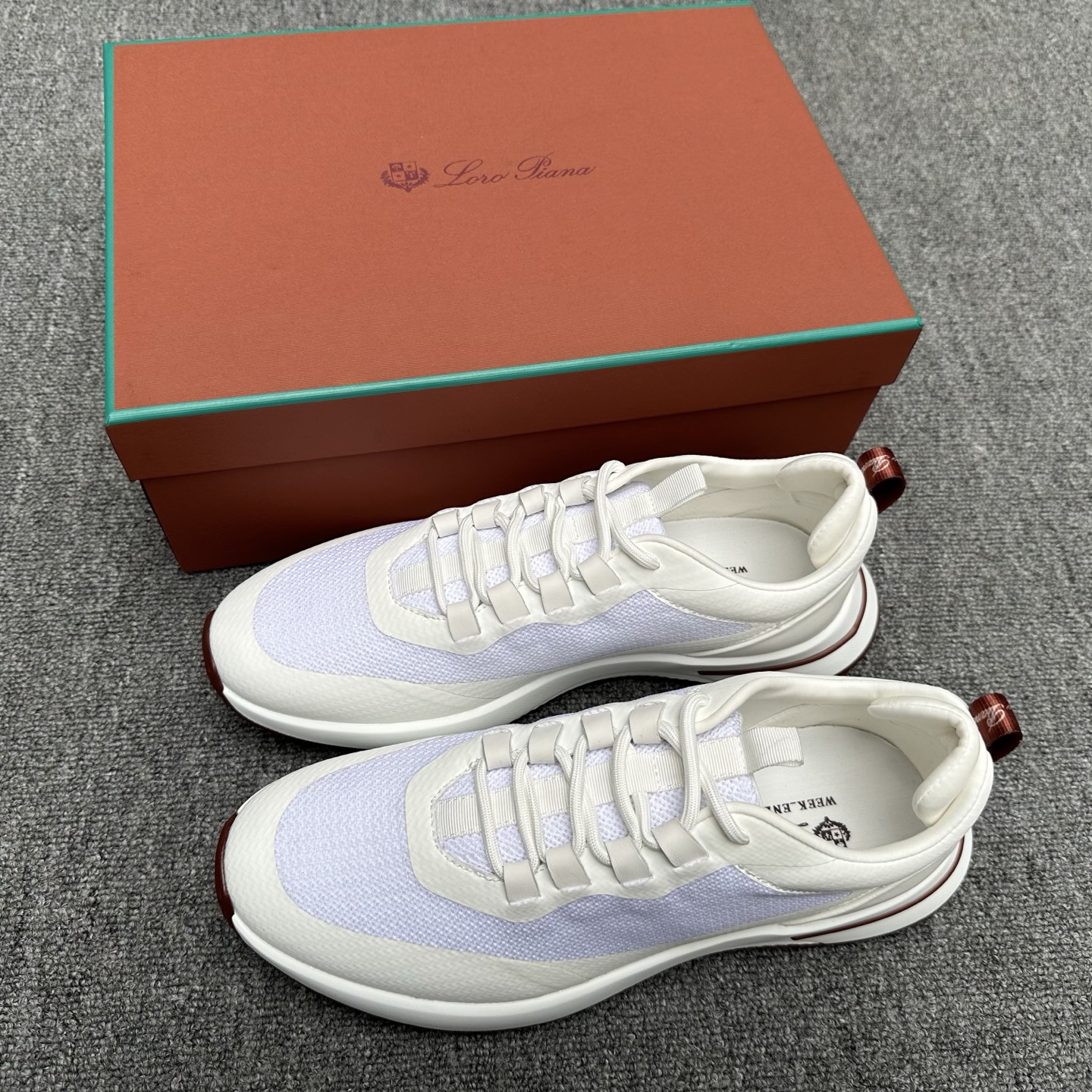 NO:782851,Loro Piana mesh cowhide casual sports shoes for men, LP jogging shoes, original factory soles, feel free to go to the counter!  This casual shoe is knitted with Wind fiber, showing a unique three-dimensional effect. The unique version narrows slightly in the mid-section and is embellished with nappa leather details. The lightweight rubber sole and studs on the edge enhance grip and stability, and the functional details full of modern beauty add a sporty style to the shoe. The upper uses hot-melt edge-sealing technology. The lightweight technical material of the Kummel-colored rubber outsole is inlaid with cushioning pads on the inside of the sole to make weight distribution more even and reduce the load during walking.  The leather eyelets are directly set on the upper fixed to the sole to ensure stability. The rear is equipped with a cushion to enhance wearing comfort. The full set of packaging formula at the counter comes with a shoelace insole. Fabric nylon Decorative cow leather Accessories polyurethane Size 39–40-41-42-43-44 (customized at 45.46) Batch,,loro piana,loro piana,cowhide19860909Loro Piana网面牛皮休闲运动男鞋 LP慢跑鞋 代工厂原厂底随意进专柜！这款休闲鞋采用Wind纤维针织而成,呈现出别致的立体效果,独特的版型在中段轻微变窄,并以纳巴革细节点缀.轻盈橡胶鞋底和边缘的鞋钉增强抓地力和稳定性,充满现代美感的功能细节设计为鞋子平添了运动风格.鞋面使用热熔封边工艺 Kummel色橡胶外底的轻盈技术材料鞋底内侧镶嵌着缓冲垫,让重量分配更平均,减轻行进间的负荷 皮革鞋眼直接设于固定在鞋底的鞋面上,以确保稳定性 后部搭配缓冲垫,以提升穿着舒适感,专柜全套包装配方程带附赠鞋带鞋垫. 面料锦纶 装饰牛皮革 辅料聚氨酯 尺码39–40-41-42-43-44（45.46订做） 批,,loro piana,loro piana,cowhide,Men's shoes