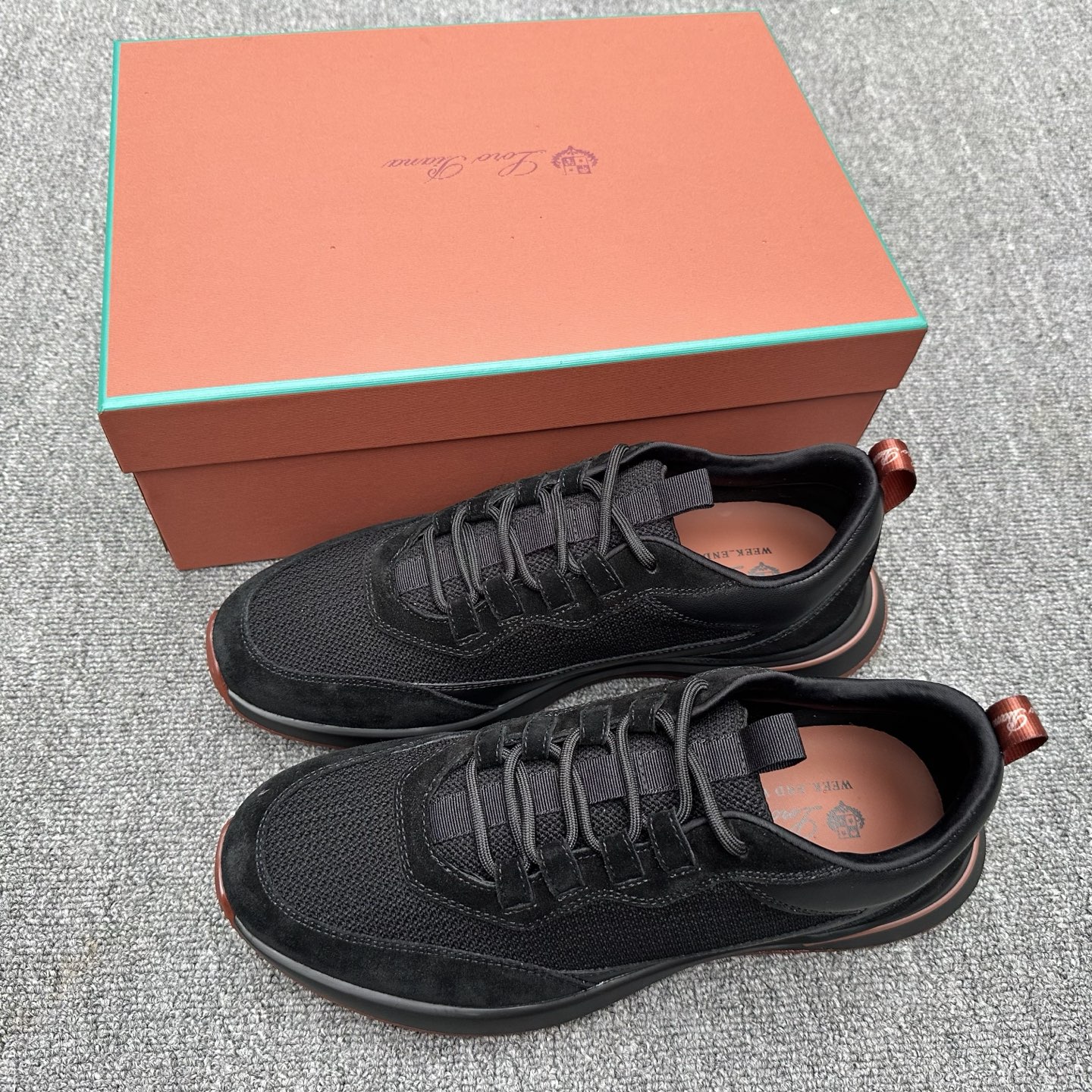 NO:832775,Loro Piana mesh cowhide casual sports shoes for men, LP jogging shoes, original factory soles, feel free to go to the counter!  This brand is the world's top luxury brand from Italy. It is known as the 'King of Cashmere' and 'The Real Luxury in the Clothing Industry' for its low-key luxury. Many people know that cashmere Cashmere is top-notch and expensive. Once you wear it, you can't take it off. It is also very versatile. No one knows how to design top-grade cashmere fabrics into a 'low-key luxury' style better than lp. The upper is made of top-grade cashmere fly weave + TPU high temperature fuse.  Highly elastic and breathable special fabric. The upper foot is comfortable and breathable without stuffiness, does not fade, does not slip, and has an overwhelming texture. Visible luxury. The PKz cabinet presents a unique three-dimensional effect. The unique version is slightly narrowed in the middle. The lightweight rubber sole and studs on the edge enhance grip and stability. The functional details design full of modern beauty adds a sporty style to the shoes. The lightweight technical material of the rubber outsole is inlaid with cushioning pads on the inside of the sole to make weight distribution more even and reduce the load during walking.  The leather eyelets are directly set on the upper fixed to the sole to ensure stability. The rear is equipped with a cushion to enhance wearing comfort. The full set of packaging formula at the counter comes with a shoelace insole. Size 39–40-41-42-43-44 (customized at 45.46), loro piana, loro piana, cowhide19860909Loro Piana网面牛皮休闲运动男鞋 LP慢跑鞋 代工厂原厂底随意进专柜！此品牌是来自意大利的世界顶级奢侈品牌,被誉为低调奢华的 “山羊绒之王” 和 “服装界真正的奢侈品”.很多人都知道羊绒Cashmere顶级、昂贵,一穿就脱不下来,还特别百搭,没有比lp这个品牌更懂得把顶级的羊绒面料设计出一种 “低调的奢华” 的风格. 鞋面顶级羊绒飞织+TPU高温熔断, 高弹力透气专用布料.上脚舒服透气不闷脚,不掉色,不打滑,质感爆棚 看得见的奢华 PKz柜呈现出别致的立体效果,独特的版型在中段轻微变窄,轻盈橡胶鞋底和边缘的鞋钉增强抓地力和稳定性,充满现代美感的功能细节设计为鞋子平添了运动风格.橡胶外底的轻盈技术材料鞋底内侧镶嵌着缓冲垫,让重量分配更平均,减轻行进间的负荷 皮革鞋眼直接设于固定在鞋底的鞋面上,以确保稳定性 后部搭配缓冲垫,以提升穿着舒适感,专柜全套包装配方程带附赠鞋带鞋垫. 尺码39–40-41-42-43-44（45.46订做）,,loro piana,loro piana,cowhide,Men's shoes