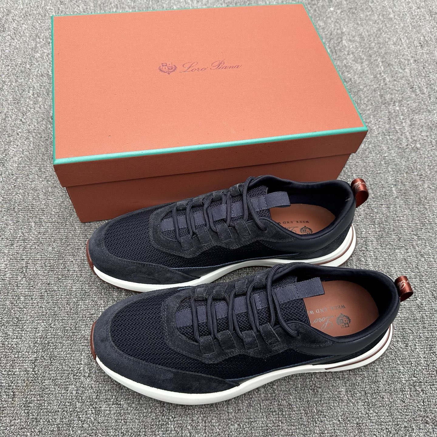 NO:832782,Loro Piana mesh cowhide casual sports shoes for men, LP jogging shoes, original factory soles, feel free to go to the counter!  This brand is the world's top luxury brand from Italy. It is known as the 'King of Cashmere' and 'The Real Luxury in the Clothing Industry' for its low-key luxury. Many people know that cashmere Cashmere is top-notch and expensive. Once you wear it, you can't take it off. It is also very versatile. No one knows how to design top-grade cashmere fabrics into a 'low-key luxury' style better than lp. The upper is made of top-grade cashmere fly weave + TPU high temperature fuse.  Highly elastic and breathable special fabric. The upper foot is comfortable and breathable without stuffiness, does not fade, does not slip, and has an overwhelming texture. Visible luxury. The PKz cabinet presents a unique three-dimensional effect. The unique version is slightly narrowed in the middle. The lightweight rubber sole and studs on the edge enhance grip and stability. The functional details design full of modern beauty adds a sporty style to the shoes. The lightweight technical material of the rubber outsole is inlaid with cushioning pads on the inside of the sole to make weight distribution more even and reduce the load during walking.  The leather eyelets are directly set on the upper fixed to the sole to ensure stability. The rear is equipped with a cushion to enhance wearing comfort. The full set of packaging formula at the counter comes with a shoelace insole. Size 39–40-41-42-43-44 (customized at 45.46), loro piana, loro piana, cowhide19860909Loro Piana网面牛皮休闲运动男鞋 LP慢跑鞋 代工厂原厂底随意进专柜！此品牌是来自意大利的世界顶级奢侈品牌,被誉为低调奢华的 “山羊绒之王” 和 “服装界真正的奢侈品”.很多人都知道羊绒Cashmere顶级、昂贵,一穿就脱不下来,还特别百搭,没有比lp这个品牌更懂得把顶级的羊绒面料设计出一种 “低调的奢华” 的风格. 鞋面顶级羊绒飞织+TPU高温熔断, 高弹力透气专用布料.上脚舒服透气不闷脚,不掉色,不打滑,质感爆棚 看得见的奢华 PKz柜呈现出别致的立体效果,独特的版型在中段轻微变窄,轻盈橡胶鞋底和边缘的鞋钉增强抓地力和稳定性,充满现代美感的功能细节设计为鞋子平添了运动风格.橡胶外底的轻盈技术材料鞋底内侧镶嵌着缓冲垫,让重量分配更平均,减轻行进间的负荷 皮革鞋眼直接设于固定在鞋底的鞋面上,以确保稳定性 后部搭配缓冲垫,以提升穿着舒适感,专柜全套包装配方程带附赠鞋带鞋垫. 尺码39–40-41-42-43-44（45.46订做）,,loro piana,loro piana,cowhide,Men's shoes