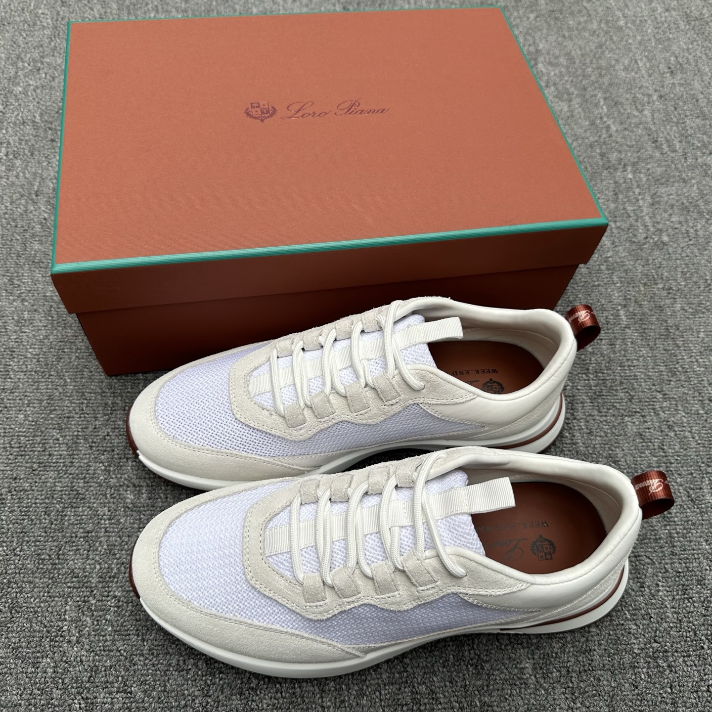 NO:782871,Loro Piana mesh cowhide casual sports shoes for men, LP jogging shoes, original factory soles, feel free to go to the counter!  This brand is the world's top luxury brand from Italy. It is known as the 'King of Cashmere' and 'The Real Luxury in the Clothing Industry' for its low-key luxury. Many people know that cashmere Cashmere is top-notch and expensive. Once you wear it, you can't take it off. It is also very versatile. No one knows how to design top-grade cashmere fabrics into a 'low-key luxury' style better than lp. The upper is made of top-grade cashmere fly weave + TPU high temperature fuse.  Highly elastic and breathable special fabric. The upper foot is comfortable and breathable without stuffiness, does not fade, does not slip, and has an overwhelming texture. Visible luxury. The PKz cabinet presents a unique three-dimensional effect. The unique version is slightly narrowed in the middle. The lightweight rubber sole and studs on the edge enhance grip and stability. The functional details design full of modern beauty adds a sporty style to the shoes. The lightweight technical material of the rubber outsole is inlaid with cushioning pads on the inside of the sole to make weight distribution more even and reduce the load during walking.  The leather eyelets are directly set on the upper fixed to the sole to ensure stability. The rear is equipped with a cushion to improve wearing comfort. The counter has a full set of packaging formulas with free shoelace insoles. Size 39–40-41-42-43-44 (45.46 customized) batch,,loro piana,loro piana,cowhide19860909Loro Piana网面牛皮休闲运动男鞋 LP慢跑鞋 代工厂原厂底随意进专柜！此品牌是来自意大利的世界顶级奢侈品牌,被誉为低调奢华的 “山羊绒之王” 和 “服装界真正的奢侈品”.很多人都知道羊绒Cashmere顶级、昂贵,一穿就脱不下来,还特别百搭,没有比lp这个品牌更懂得把顶级的羊绒面料设计出一种 “低调的奢华” 的风格. 鞋面顶级羊绒飞织+TPU高温熔断, 高弹力透气专用布料.上脚舒服透气不闷脚,不掉色,不打滑,质感爆棚 看得见的奢华 PKz柜呈现出别致的立体效果,独特的版型在中段轻微变窄,轻盈橡胶鞋底和边缘的鞋钉增强抓地力和稳定性,充满现代美感的功能细节设计为鞋子平添了运动风格.橡胶外底的轻盈技术材料鞋底内侧镶嵌着缓冲垫,让重量分配更平均,减轻行进间的负荷 皮革鞋眼直接设于固定在鞋底的鞋面上,以确保稳定性 后部搭配缓冲垫,以提升穿着舒适感,专柜全套包装配方程带附赠鞋带鞋垫. 尺码39–40-41-42-43-44（45.46订做） 批,,loro piana,loro piana,cowhide,Men's shoes