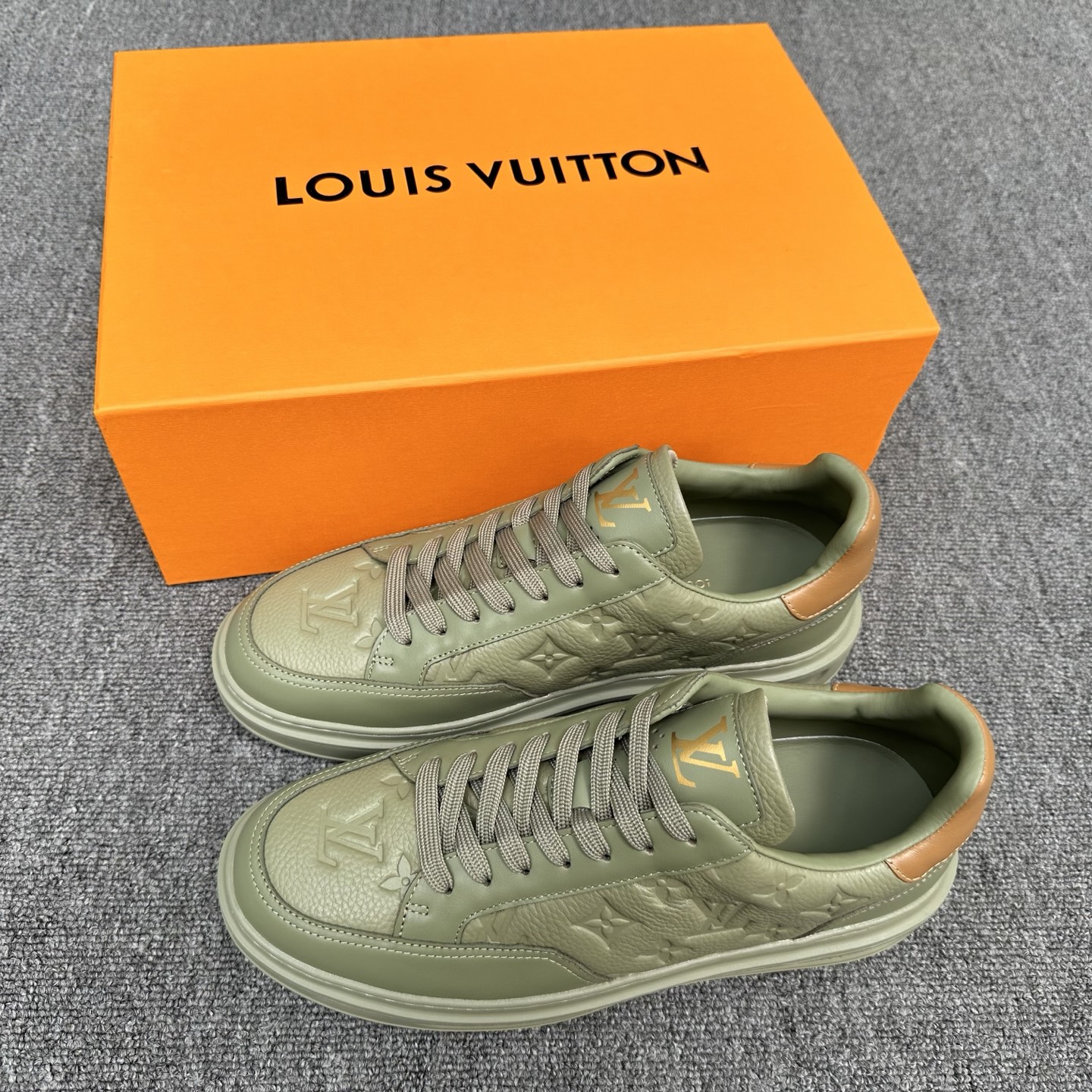 NO:851535,LV men's shoes!  BEVERLY HILLS sneakers!  These Beverly Hills sneakers are made of grained calf leather partially embossed with the Monogram pattern. The thick yet lightweight rubber outsole draws attention to the same tone as the upper. The rear leather trim expresses the Louis Vuitton Paris logo. Detailed features Monogram embossed grained calf leather laces Louis Vuitton elements Rubber outsole with Louis Vuitton logo Made in Italy Size 39-40-41-42-43-44 (45.46 custom-made) Item number,, louis  vuitton,louis vuitton,sneakers,cowhide19860909LV男士鞋履！BEVERLY HILLS 运动鞋！ 本款Beverly Hills运动鞋为粒面牛皮革局部压印Monogram图案.厚实而不失轻盈的橡胶外底汇聚视线,与鞋面呈现相同色调.后部皮革饰边抒写路易威登巴黎标识. 详细特征 Monogram压纹粒面牛皮革鞋带 路易威登元素 橡胶外底点缀路易威登标识意大利制造 尺码39-40-41-42-43-44（45.46订做） 货号,,louis vuitton,louis vuitton,sneakers,cowhide,Men's shoes