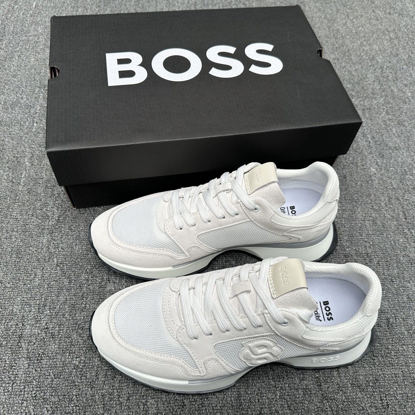 NO:832366,BOSS/BOSS Men's Menswear Sports Shoes, Dongguan-made raw materials are on sale!  These BOSS Menswear sneakers are made of soft suede cow leather and breathable mesh, which are breathable and textured. They are embellished with a double B-shaped monogram pattern on the side of the shoe and a three-color embroidered logo on the heel, which highlights the exquisite style. It is equipped with a cushioning EVA midsole and a wear-resistant rubber outsole, and a fabric lining for the feet. The style is simple and fashionable, and the color matching is versatile. It can be easily worn in casual or sports styles!  Comes with full original packaging!  Size 39-40-41-42-43-44 standard leather shoe size (45.46 can be customized and non-returnable) Item number,,stuart weitzman,sneakers,cowhide19860909BOSS/博斯 男士Menswear运动鞋 莞产原材料猛货！这款BOSS Menswear运动鞋采用柔软的绒面牛皮革和透气网布制成,透气又有质感,鞋侧双 B造型交织字母图案点缀,后跟饰以三色刺绣标识,彰显精致风格.搭配缓震EVA中底和耐磨橡胶大底,织物内里垫脚.款式简约时尚,配色百搭,休闲或运动风都能轻松驾驭！配全套原包装！ 尺码39-40-41-42-43-44 标准皮鞋码（45.46可定做不退换） 货号,,stuart weitzman,sneakers,cowhide,Men's shoes